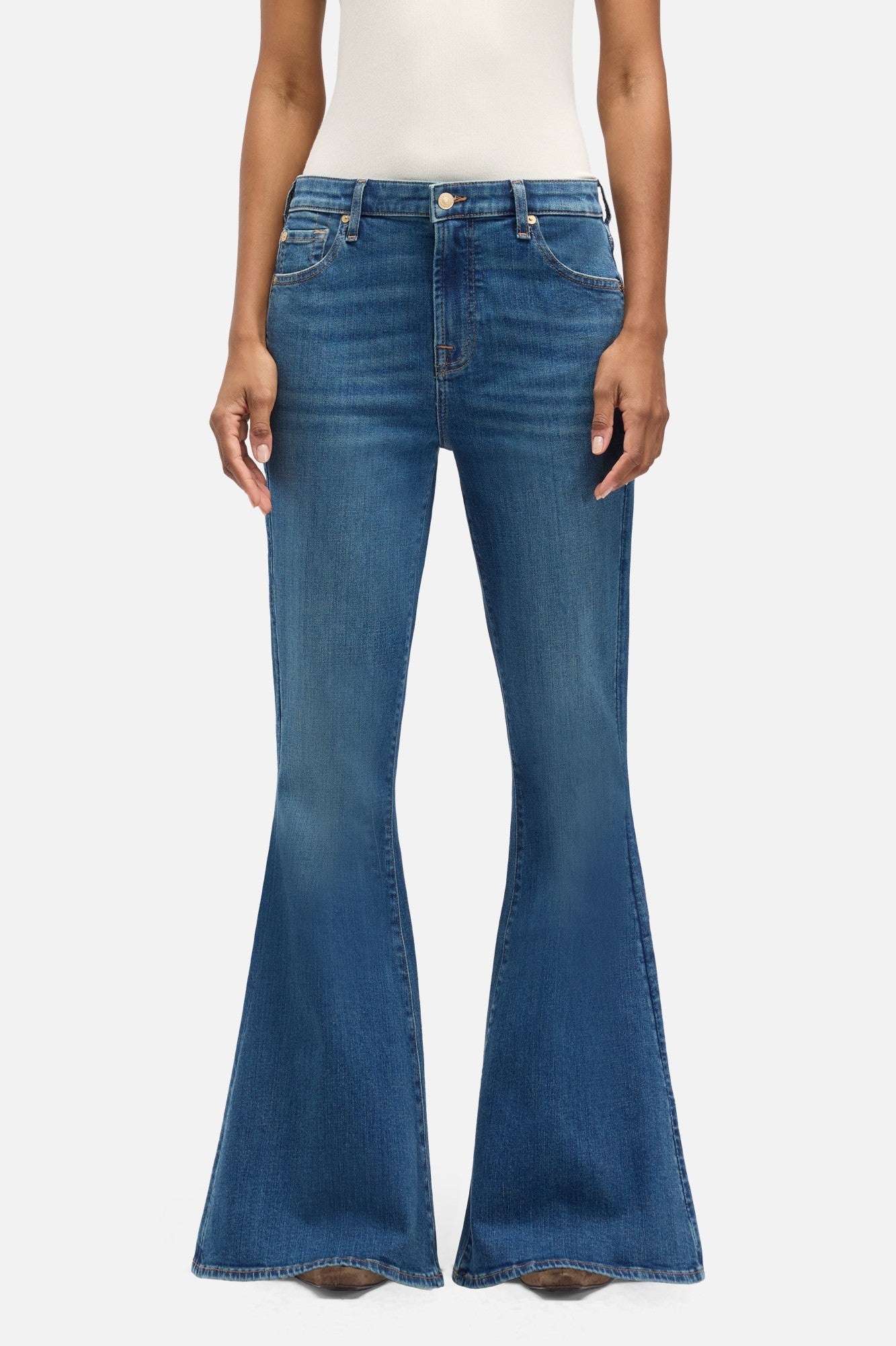 7-for-all-mankind-slim-illusion-the-bell-flare-jeans-in-retro-fade image 3