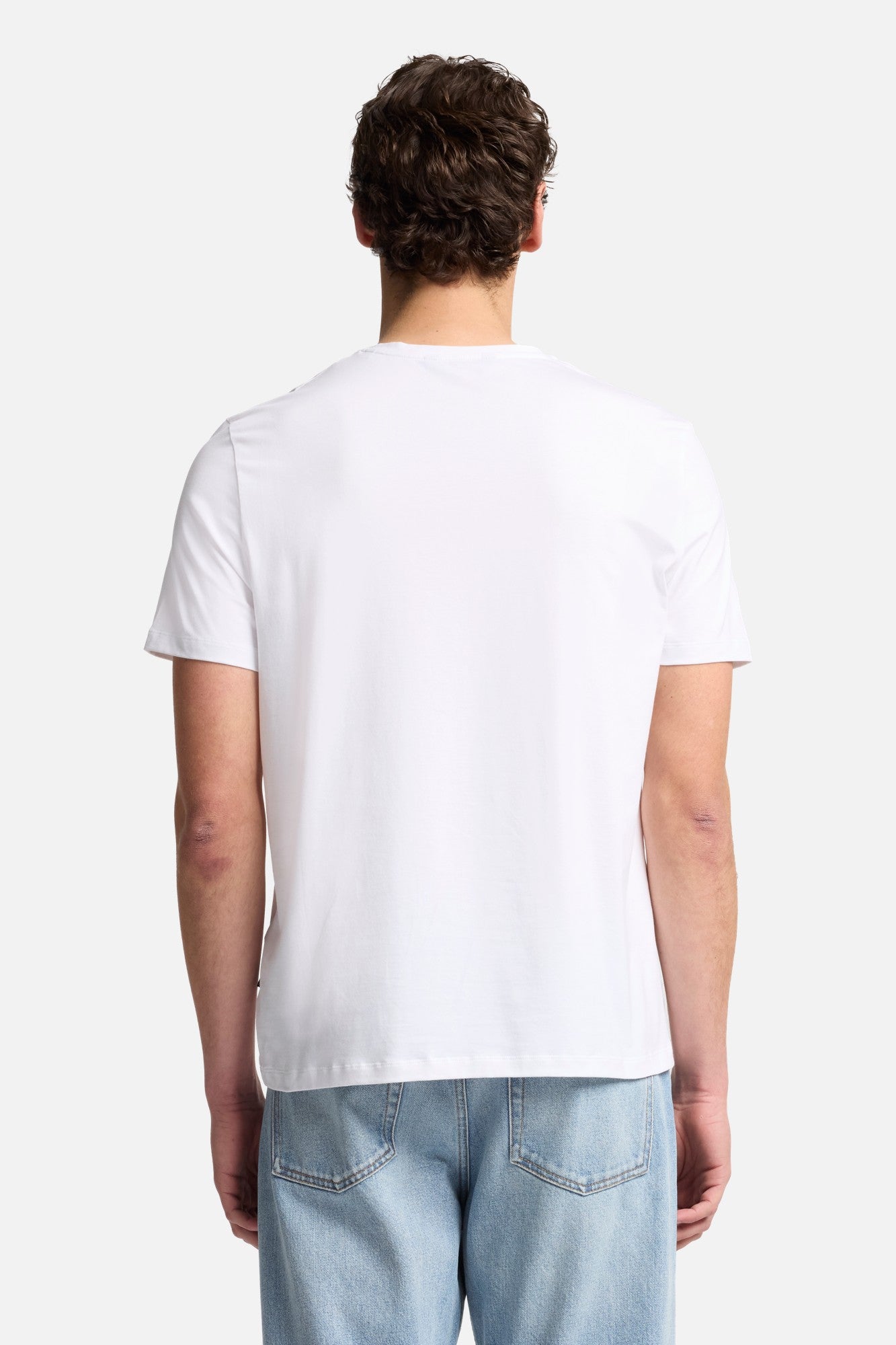 7-for-all-mankind-luxe-performance-v-neck-tee-in-white-herren-t-shirt image 5