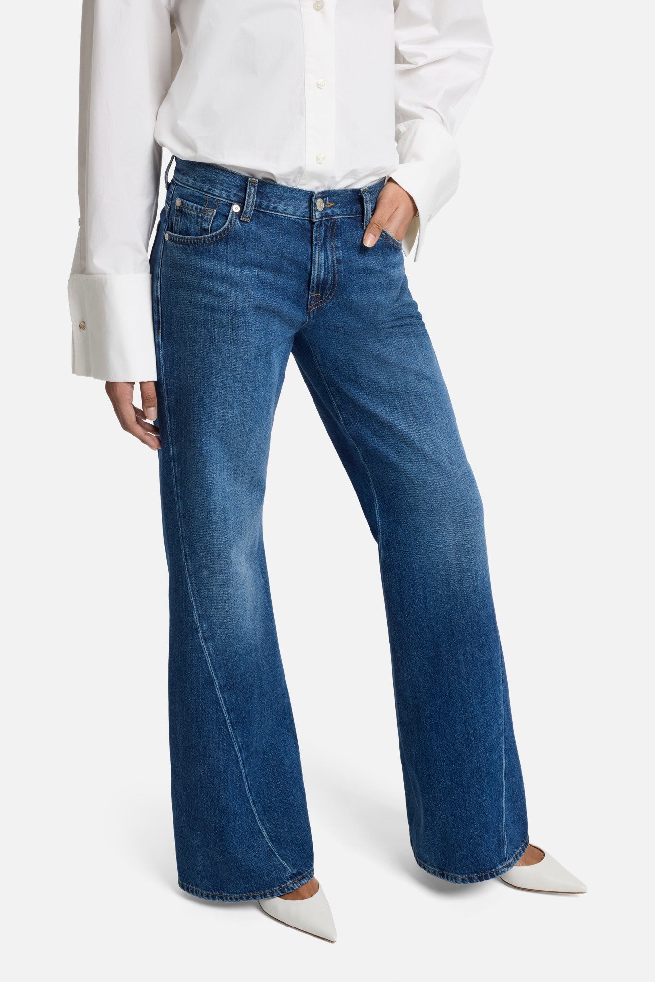 7-for-all-mankind-slim-illusion-twisted-seam-spencer-flare-mesa image 4