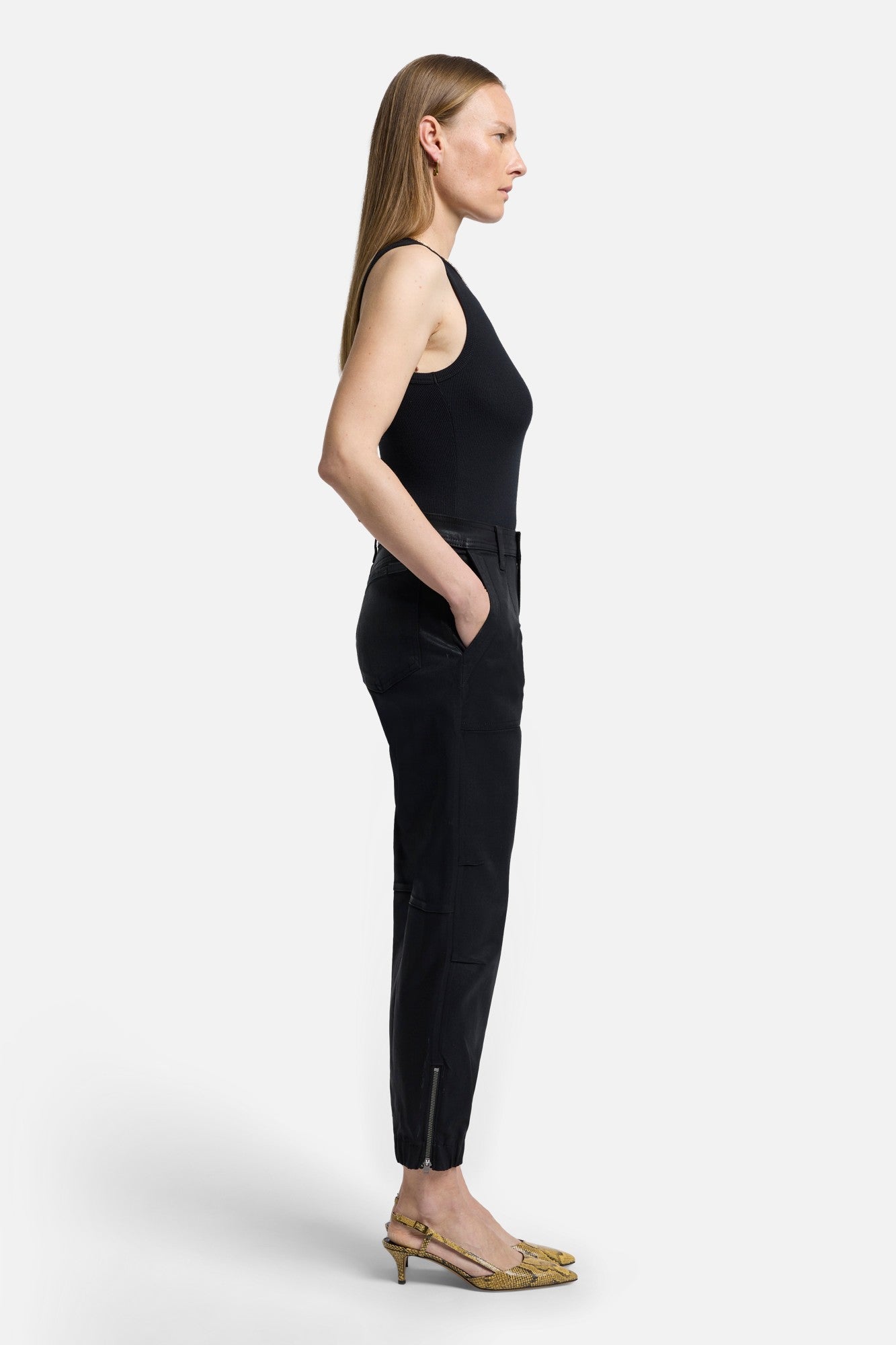 7-for-all-mankind-darted-boyfriend-jogger-coated-damen-jeans-in-black image 5