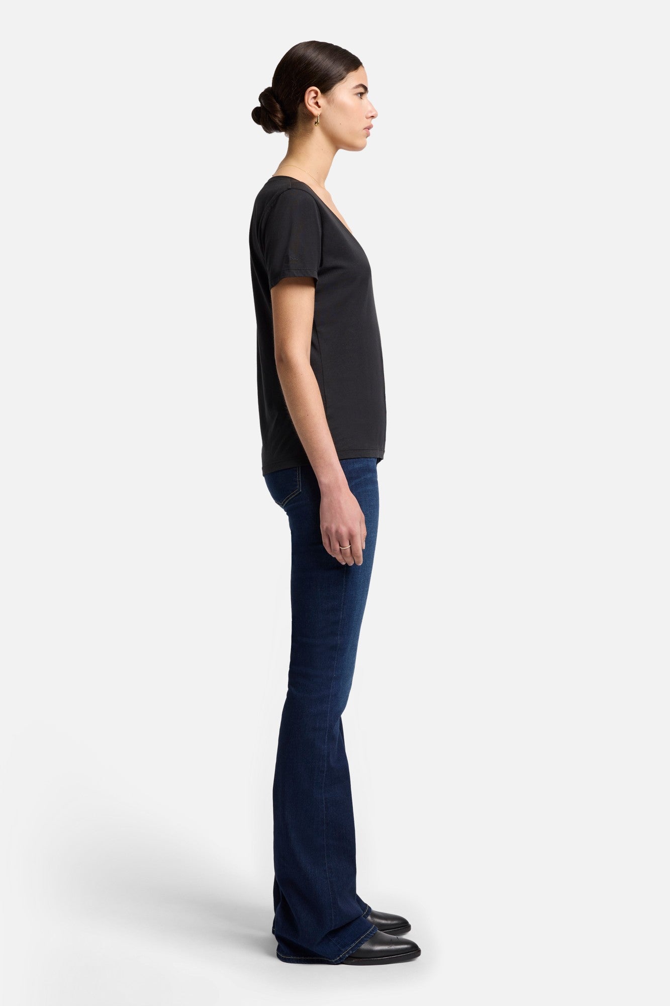 7-for-all-mankind-pima-cotton-easy-v-neck-t-shirt-in-moonless-night image 5