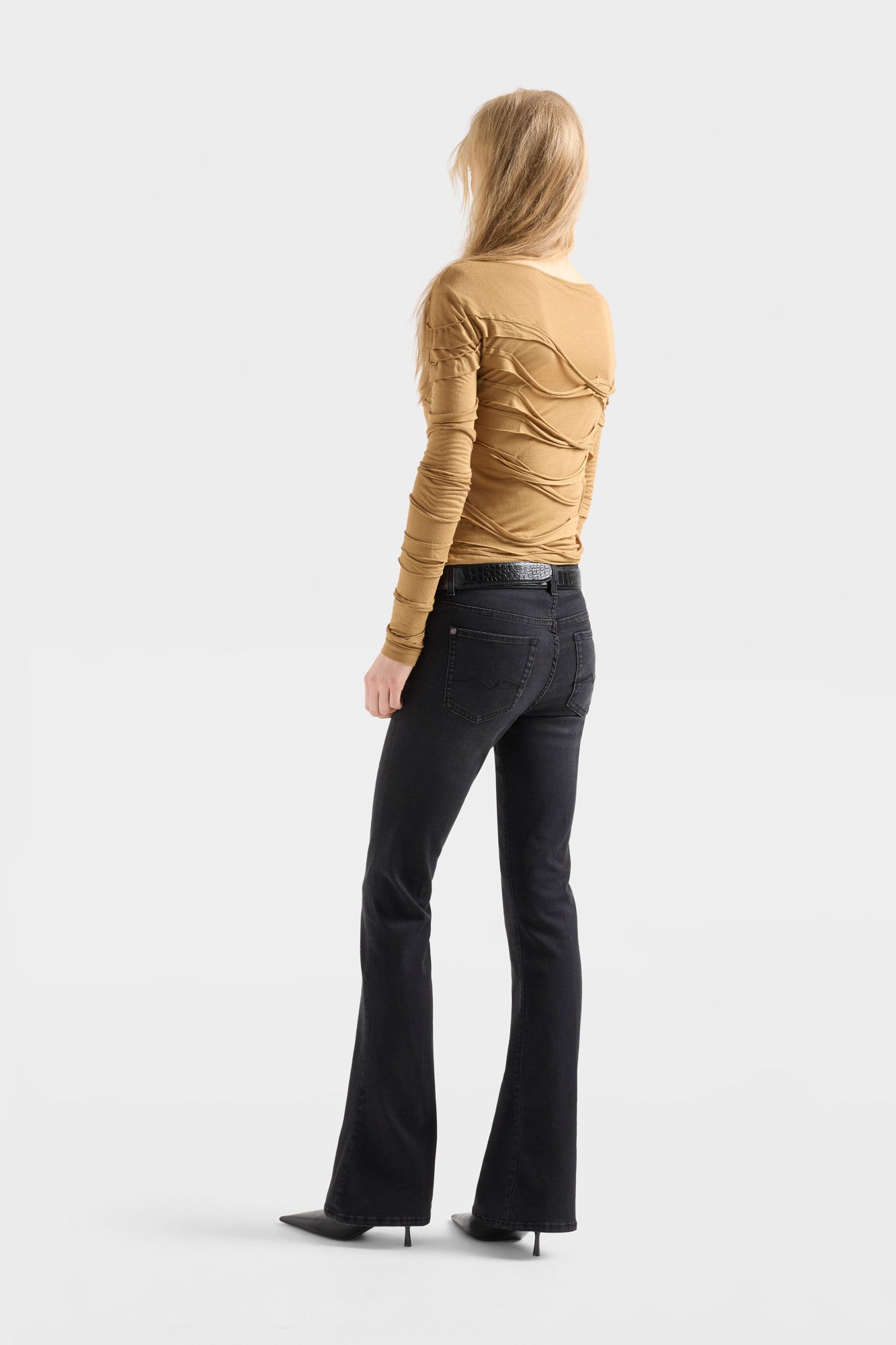 7-for-all-mankind-b-air-bootcut-damen-jeans-in-black-beauty-mid-rise-bootcut-fit image 5