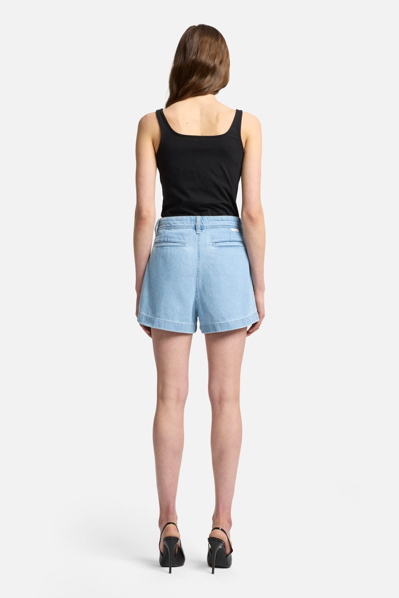 7-for-all-mankind-weightless-pleated-denim-short-hana-damen-high-rise-shorts image 5