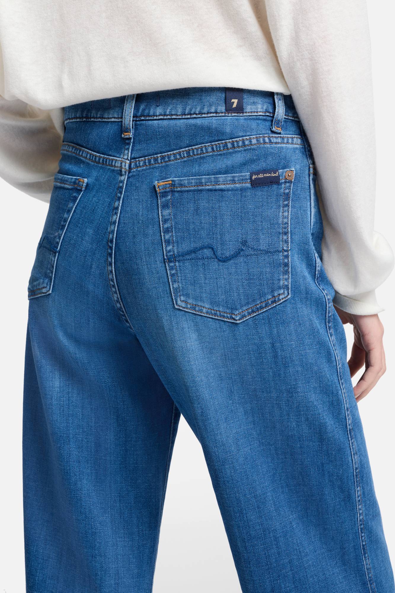 7-for-all-mankind-lotta-left-hand-cropped-wide-leg-jeans-in-nevada image 4