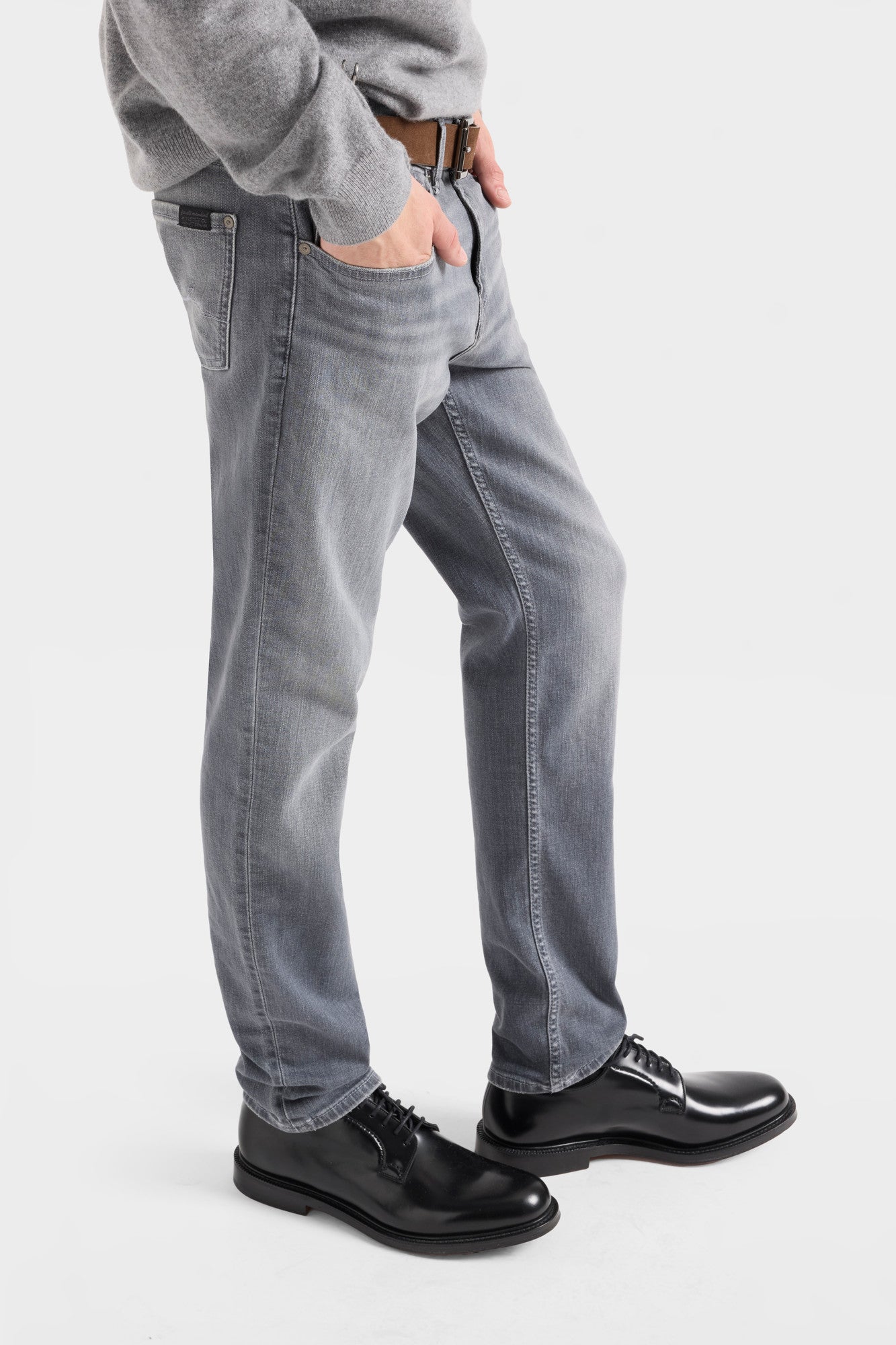 7-for-all-mankind-slimmy-tapered-luxe-performance-jeans-in-hasting image 6