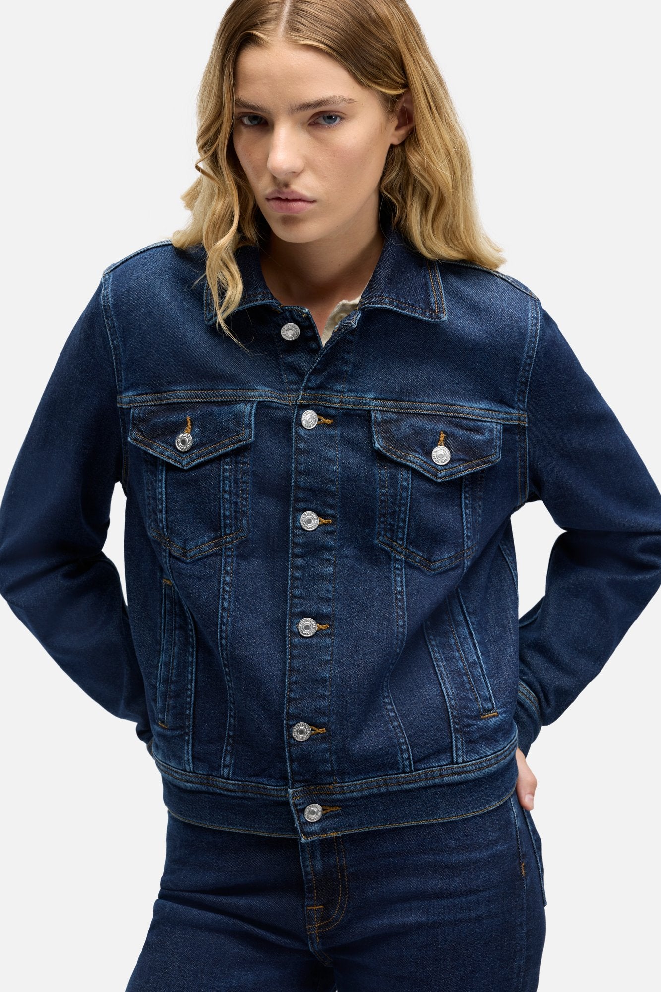 7-for-all-mankind-adi-trucker-jacket-luxe-vintage-bluecrest image 4