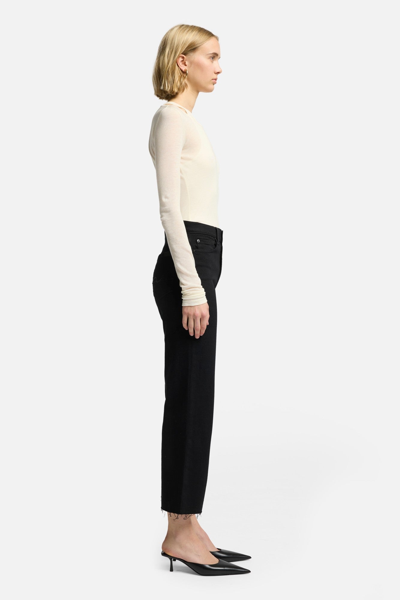 7-for-all-mankind-cropped-alexa-straight-jeans-in-black image 6