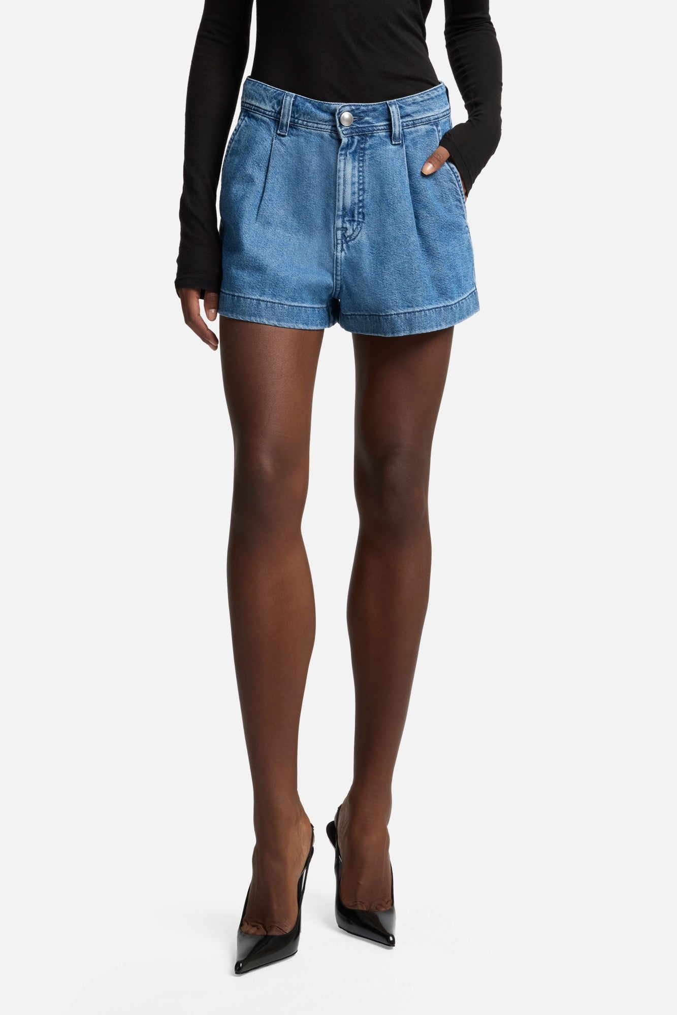 7-for-all-mankind-weightless-pleated-denim-shorts-damen-hilo image 3