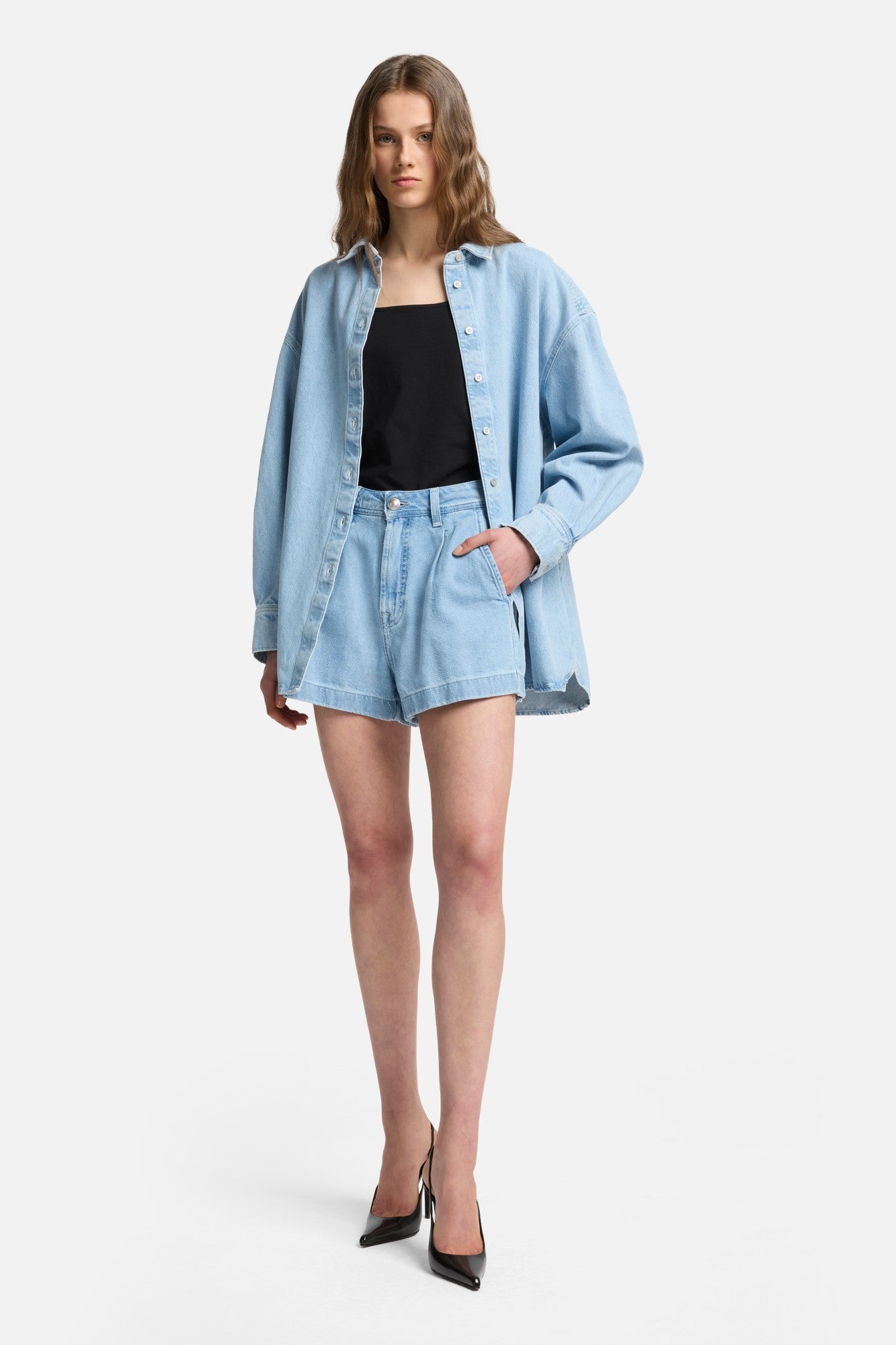 7-for-all-mankind-weightless-pleated-denim-short-hana-damen-high-rise-shorts image 2