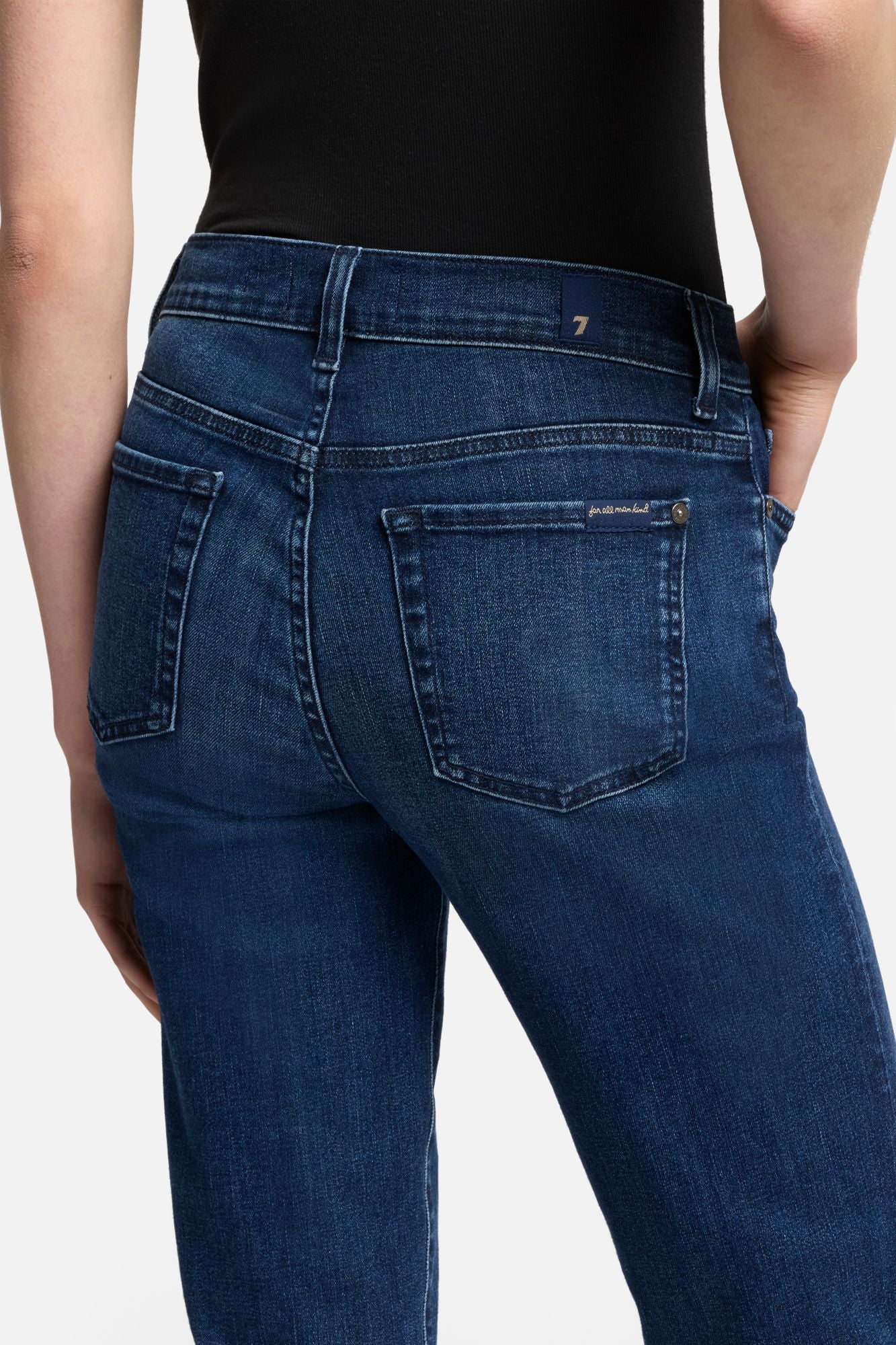 7-for-all-mankind-slim-illusion-capri-jeans-in-soho-dark image 4