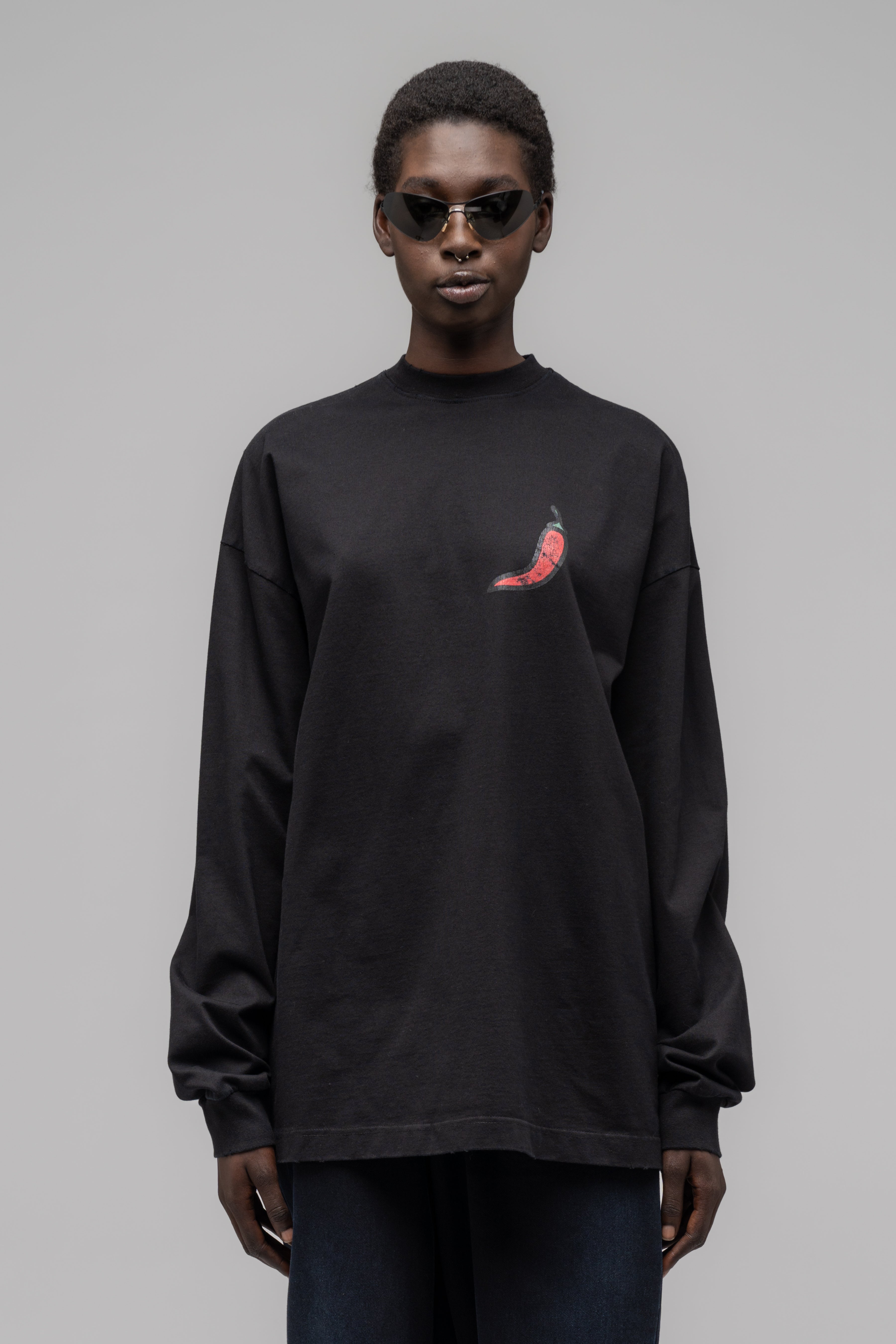 032c-office-fruit-oversized-longsleeve-washed-black image 2