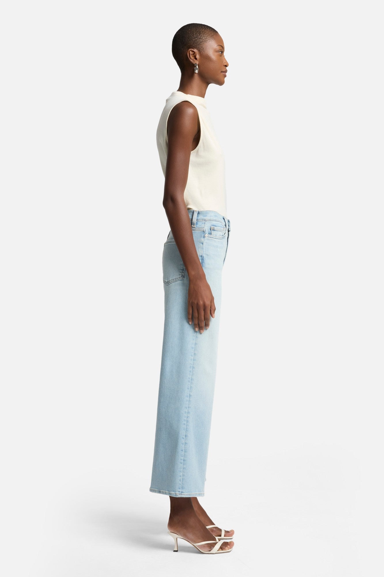7-for-all-mankind-luxe-vintage-ultra-high-rise-cropped-jo-sunset-beach-jeans image 6