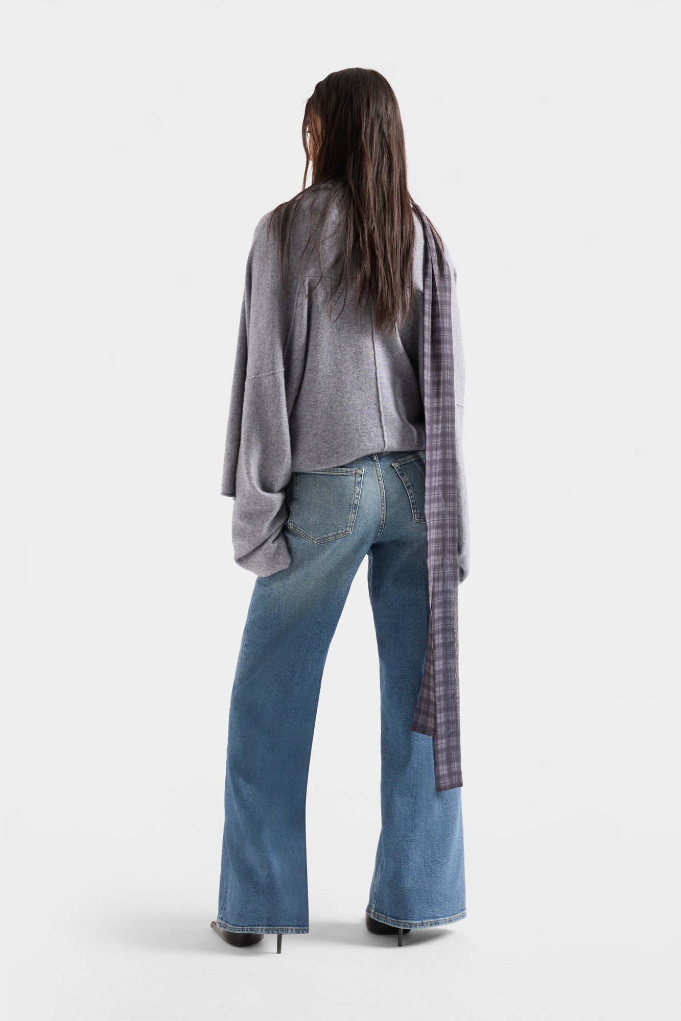 7-for-all-mankind-jo-petite-ultra-high-rise-wide-leg-jeans-sea-level image 5