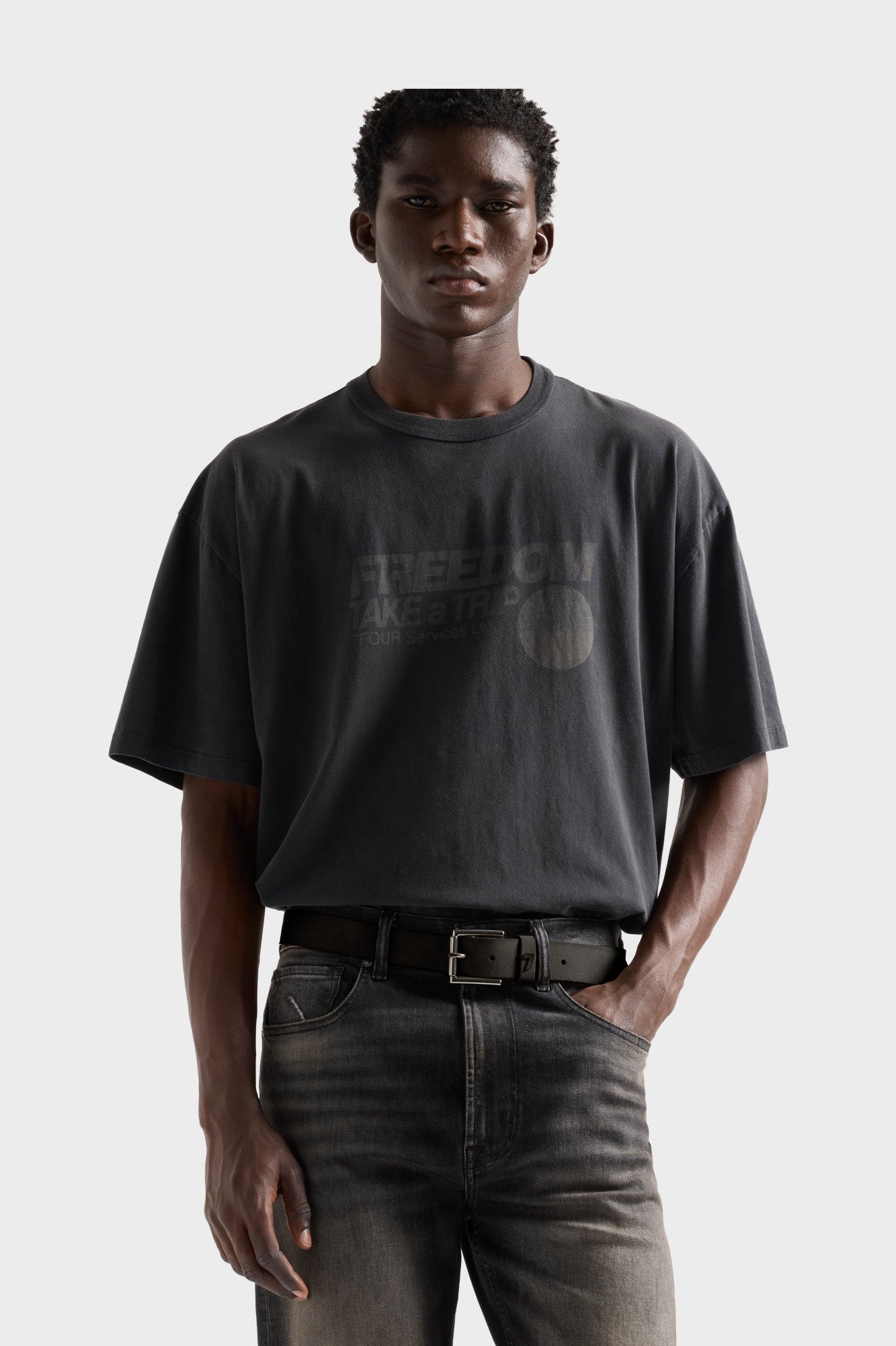 7-for-all-mankind-short-sleeve-graphic-tee-trip-black-herren-t-shirt image 3