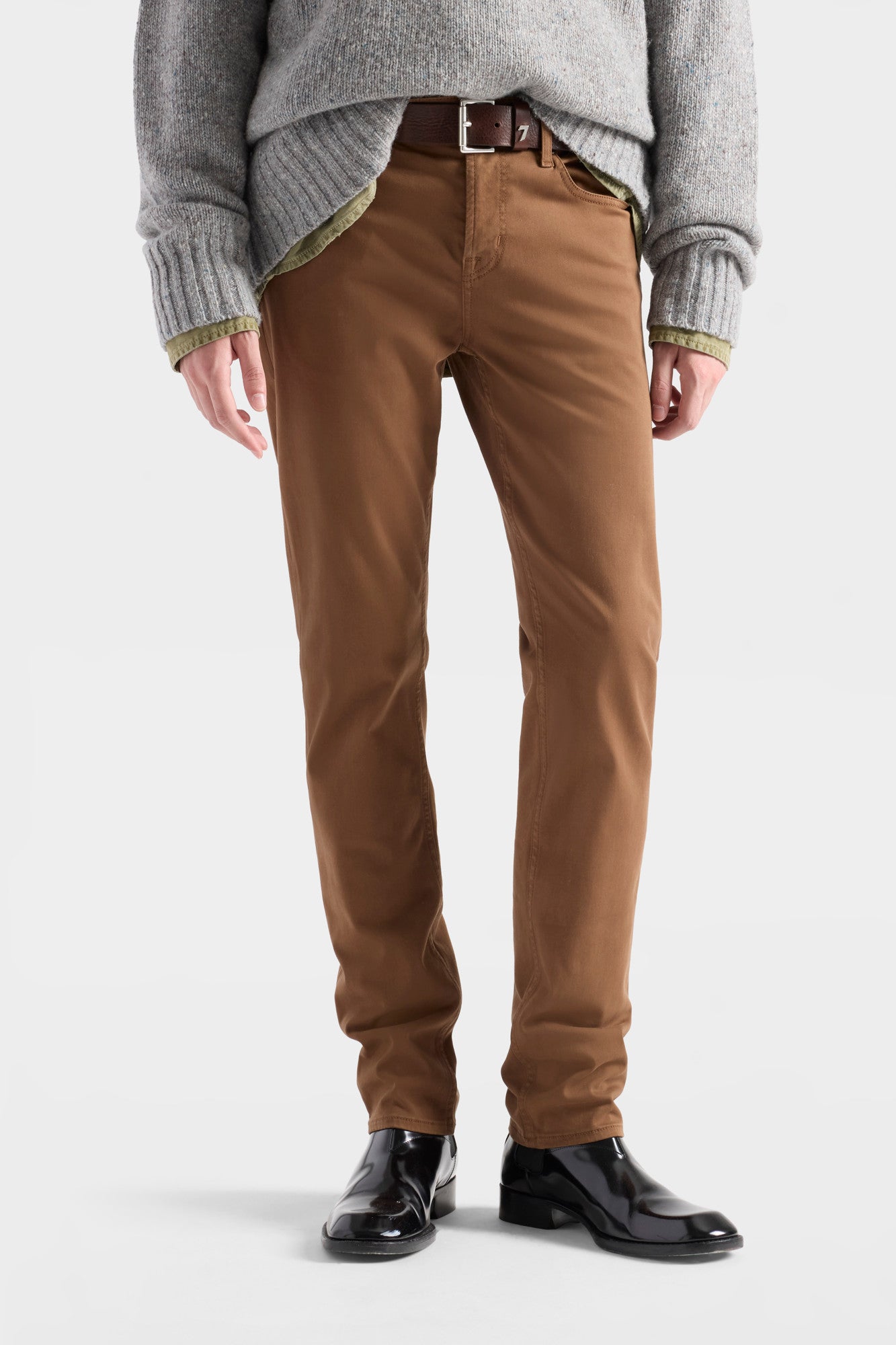7-for-all-mankind-slimmy-luxe-performance-sateen-herren-hose-in-maka image 3