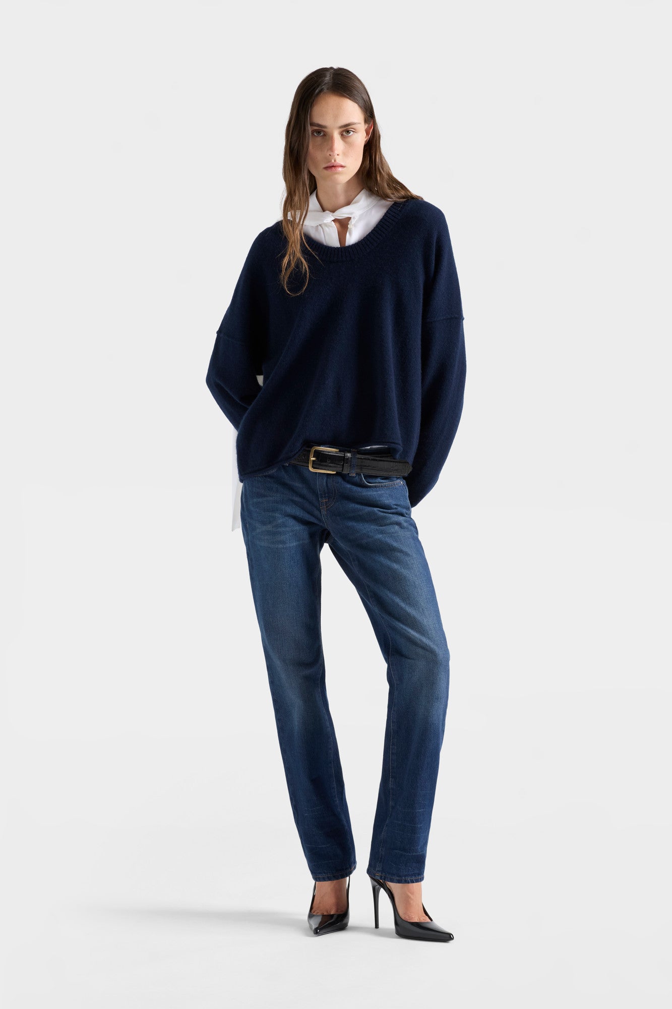 7-for-all-mankind-u-neck-cashmere-pullover-in-midnight image 2