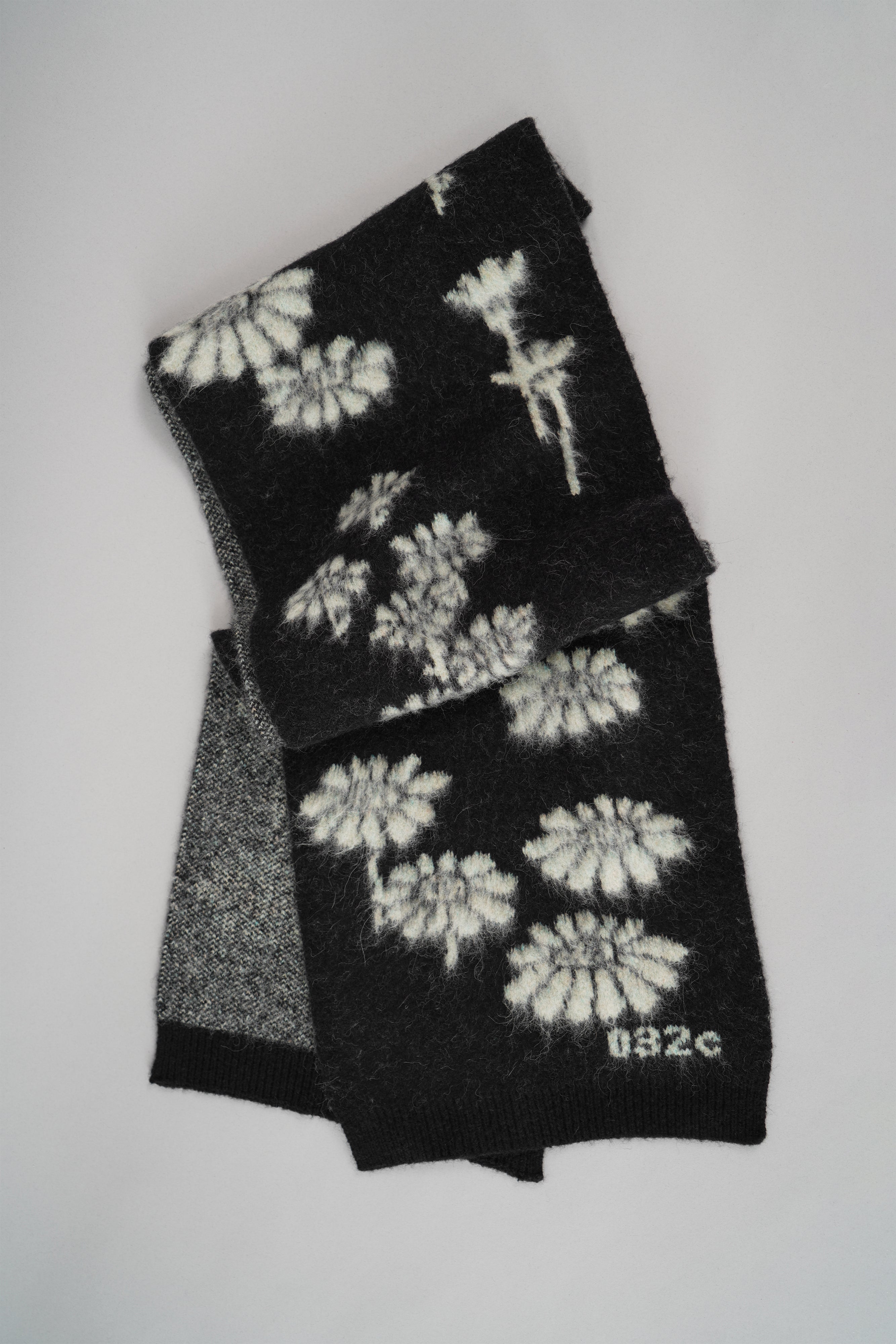 032c-melting-daisies-schal-aus-alpaka-mix image 1