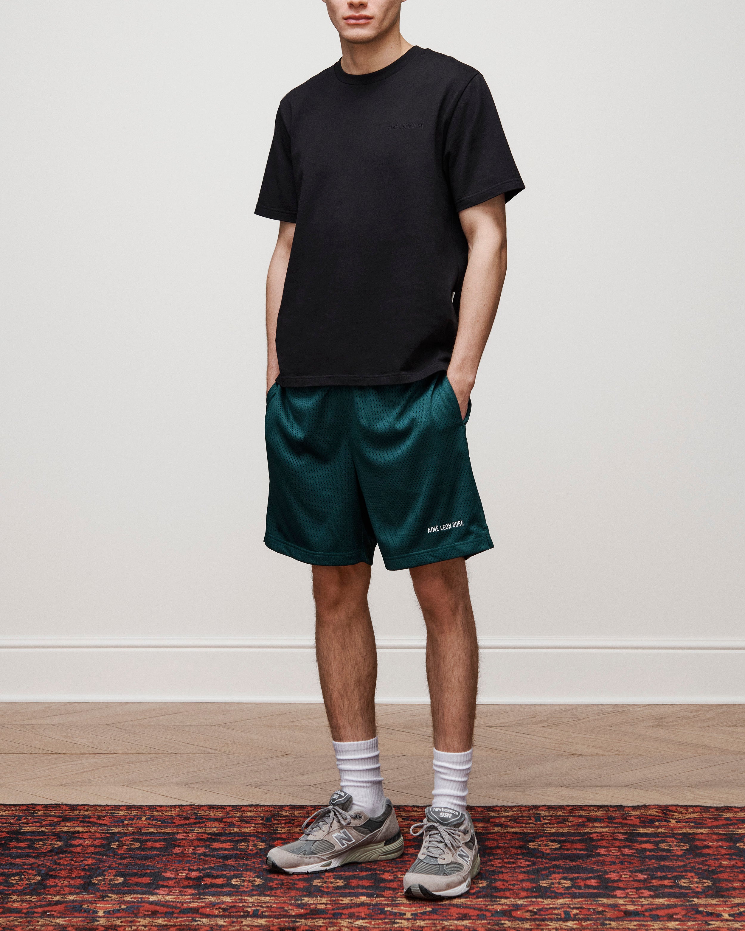aim-leon-dore-tonal-logo-tee-schwarz-baumwolle image 3