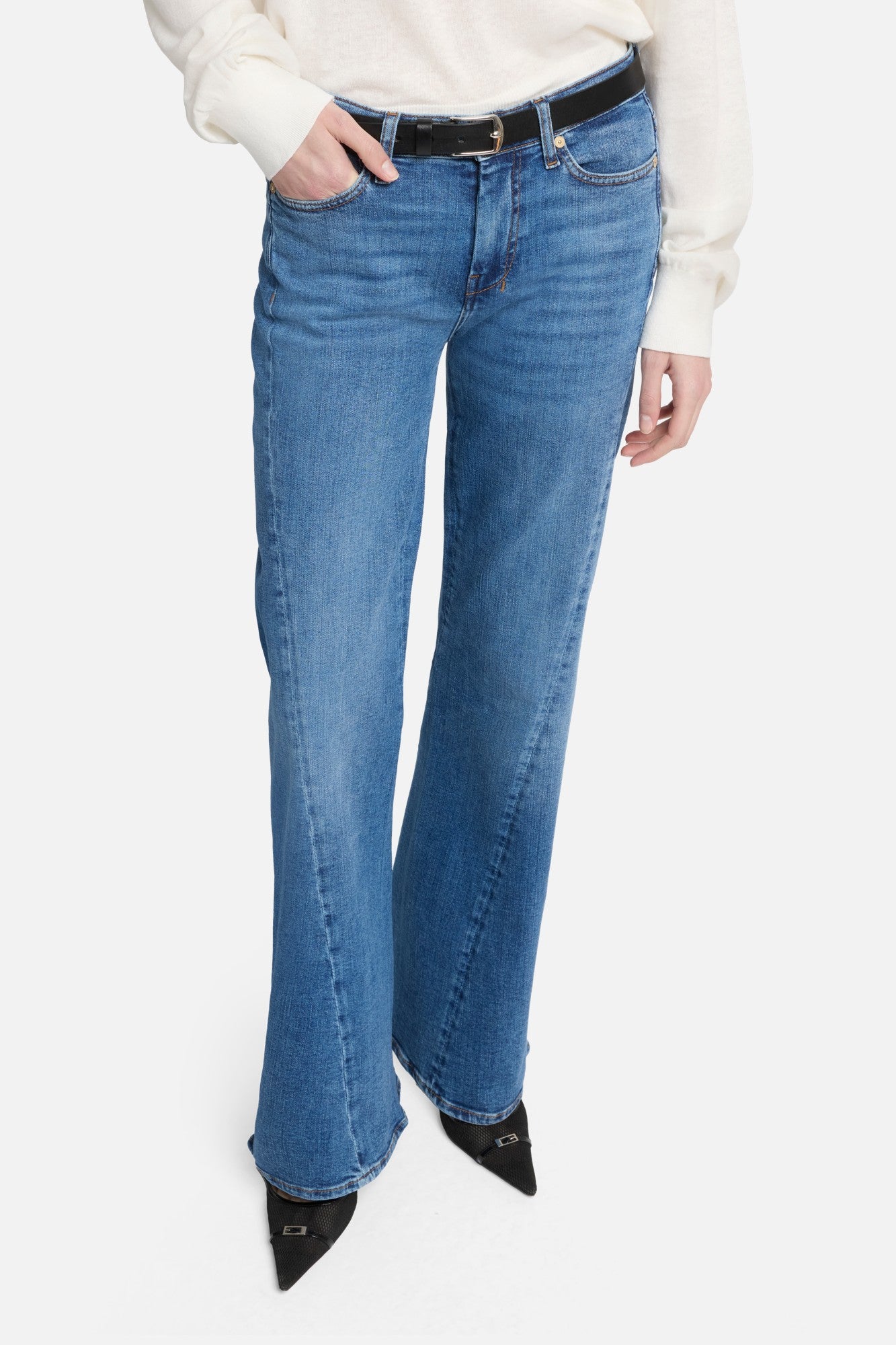 7-for-all-mankind-slim-illusion-twisted-seam-tailorless-dojo-jeans-in-yuma image 4