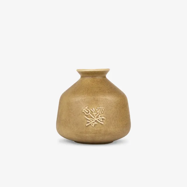 aim-leon-dore-queens-crest-artisanal-bud-vase-terrakotta image 1