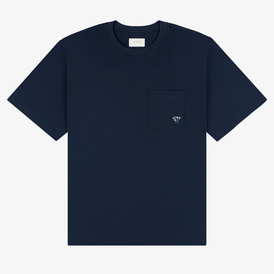 aim-leon-dore-crest-pocket-tee-herren-t-shirt-navy image 1
