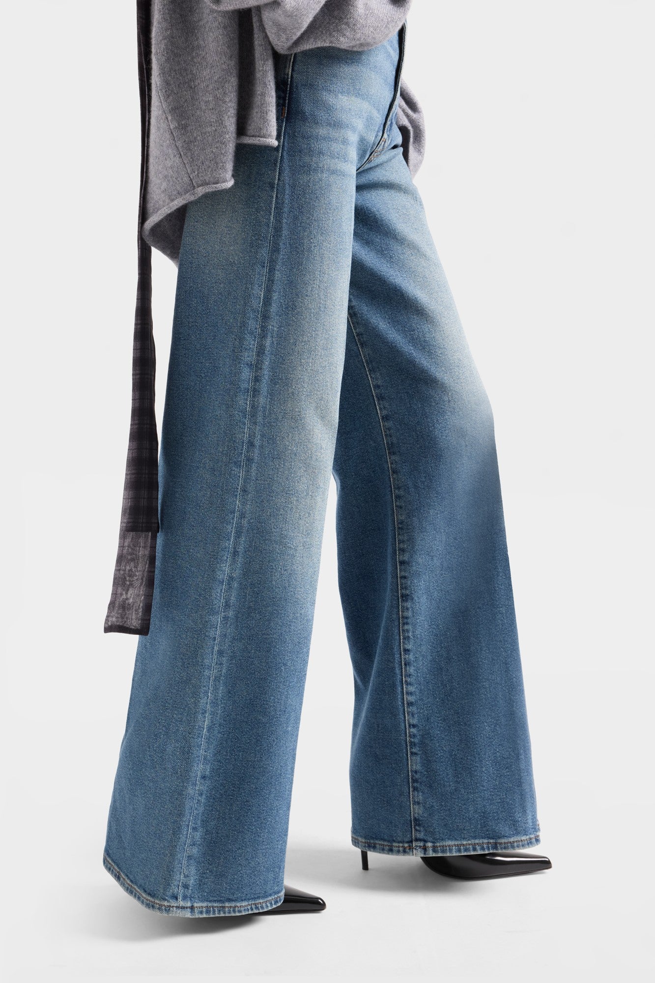 7-for-all-mankind-ultra-high-rise-jo-wide-leg-jeans-sea-level image 6