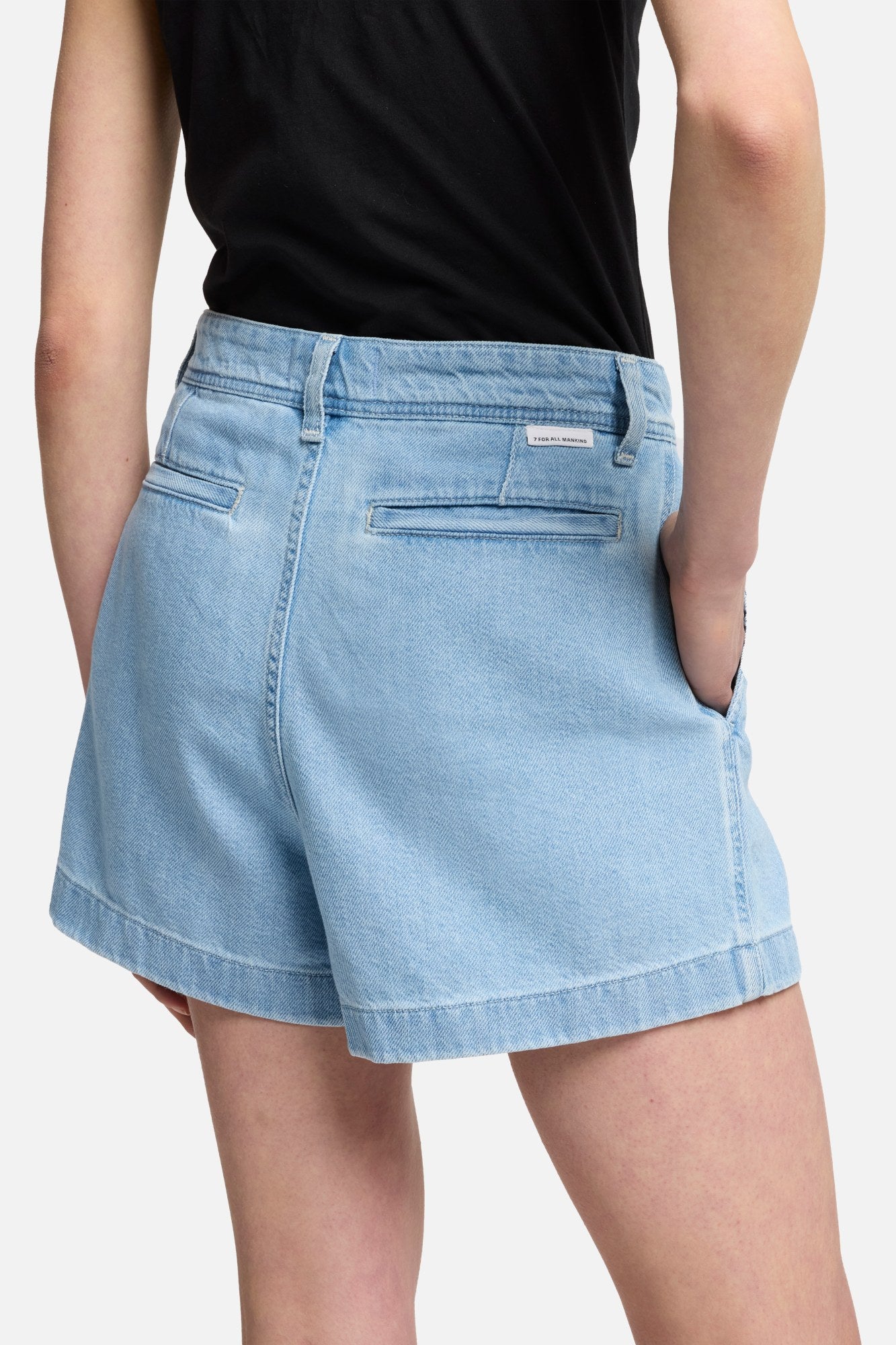 7-for-all-mankind-weightless-pleated-denim-short-hana-damen-high-rise-shorts image 4