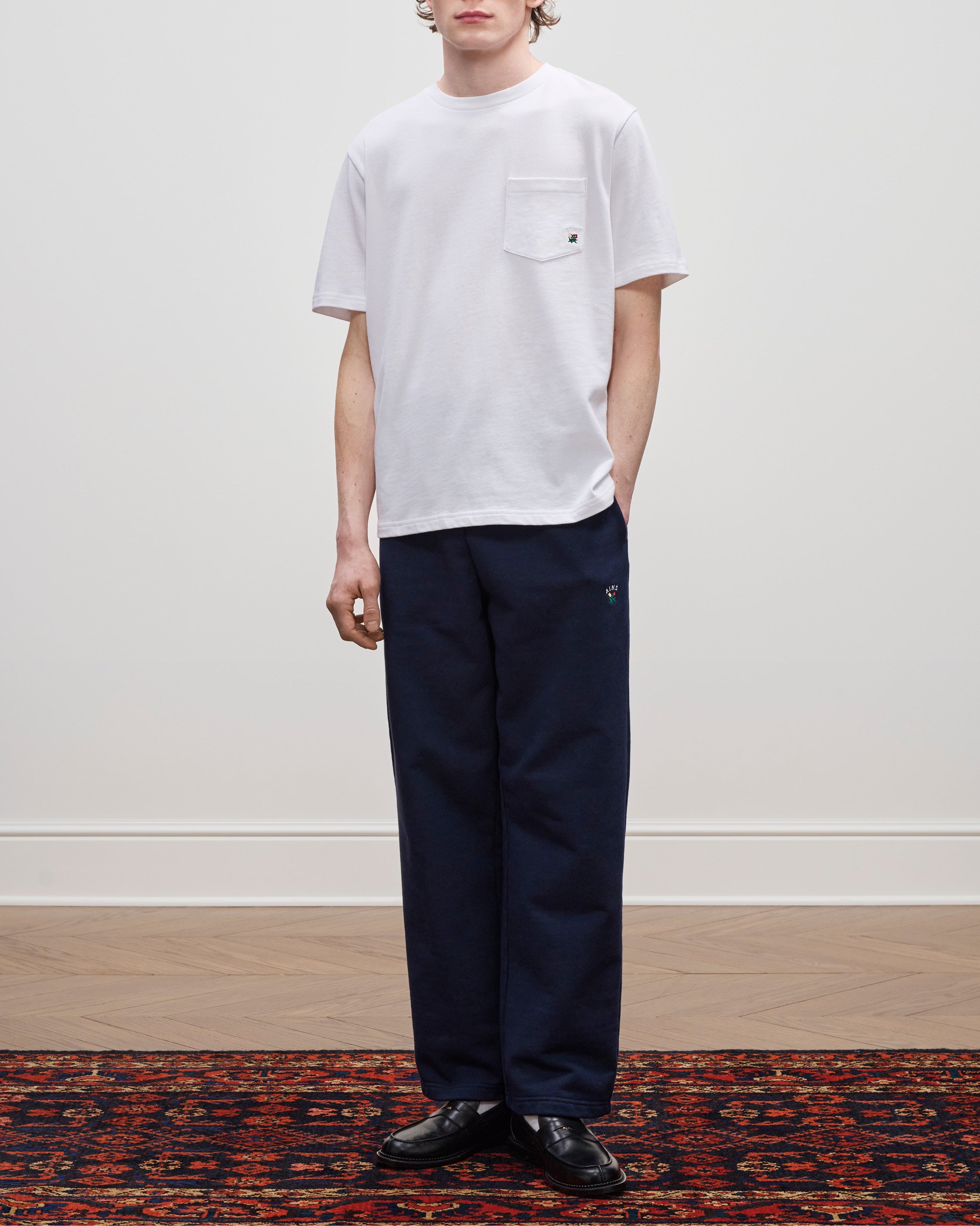 aim-leon-dore-crest-pocket-t-shirt-wei-regular-fit image 3