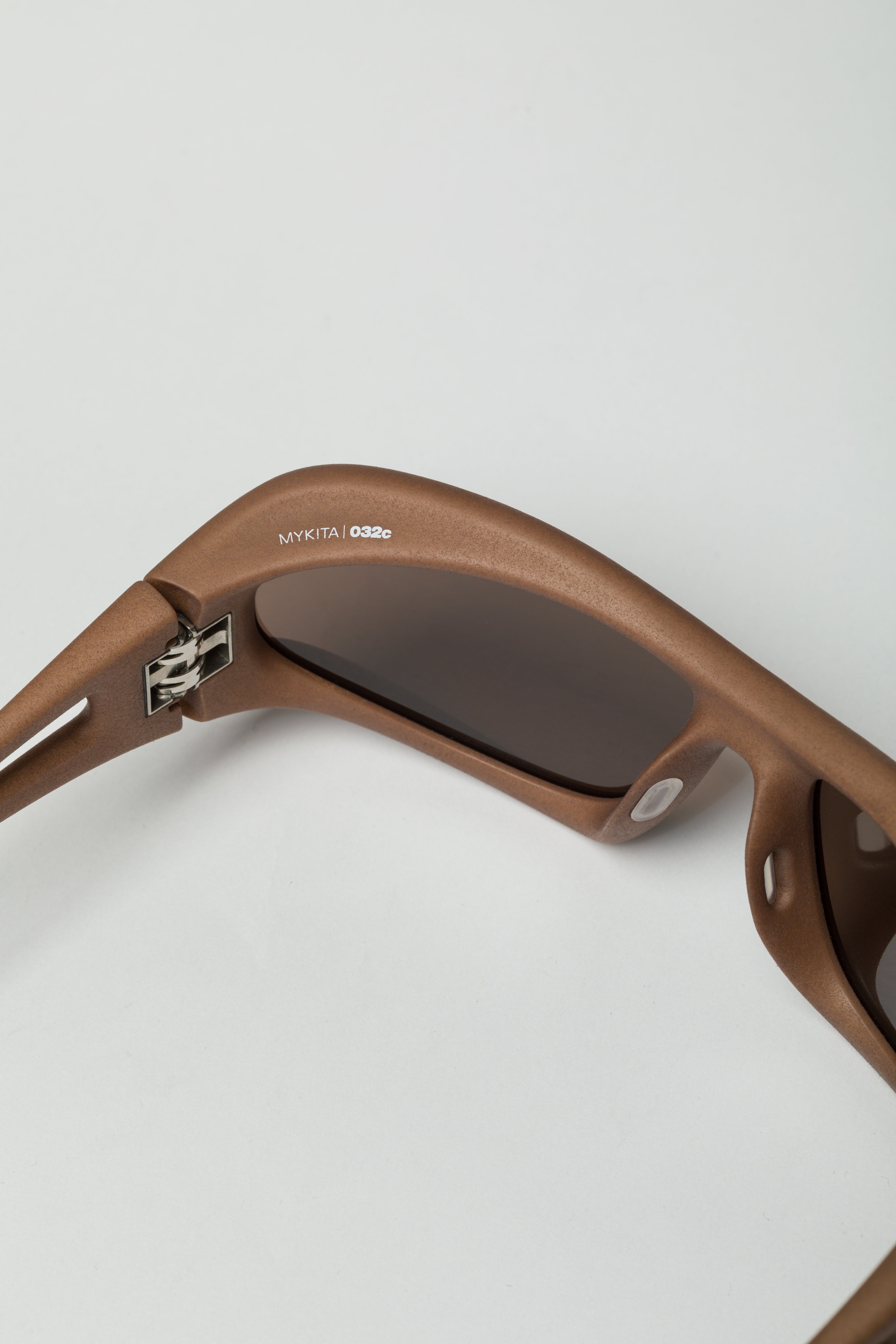 mykita-032c-marfa-sonnenbrille-cashmere-grey-unisex image 4