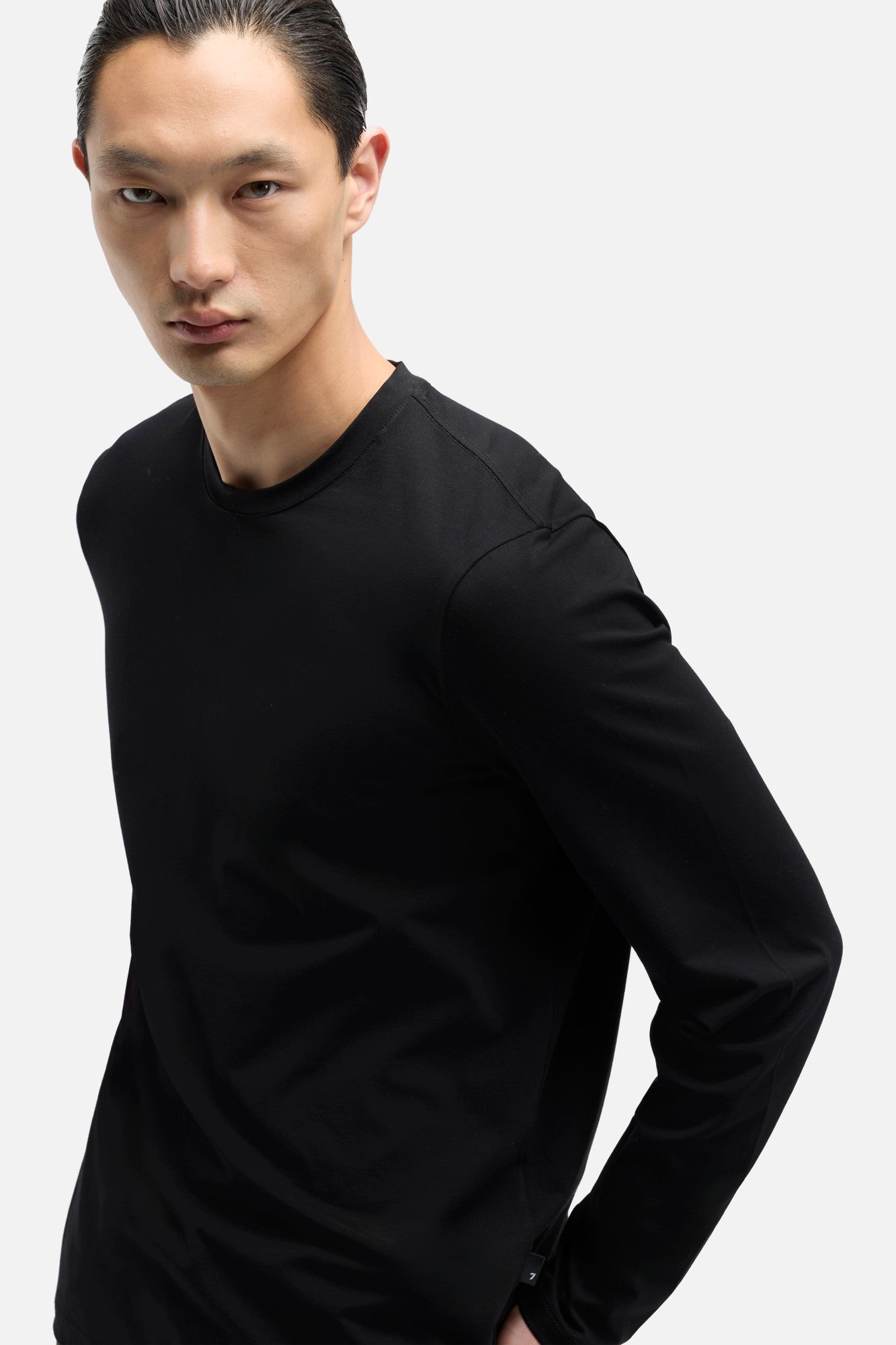 7-for-all-mankind-luxe-performance-long-sleeve-tee-in-black image 4