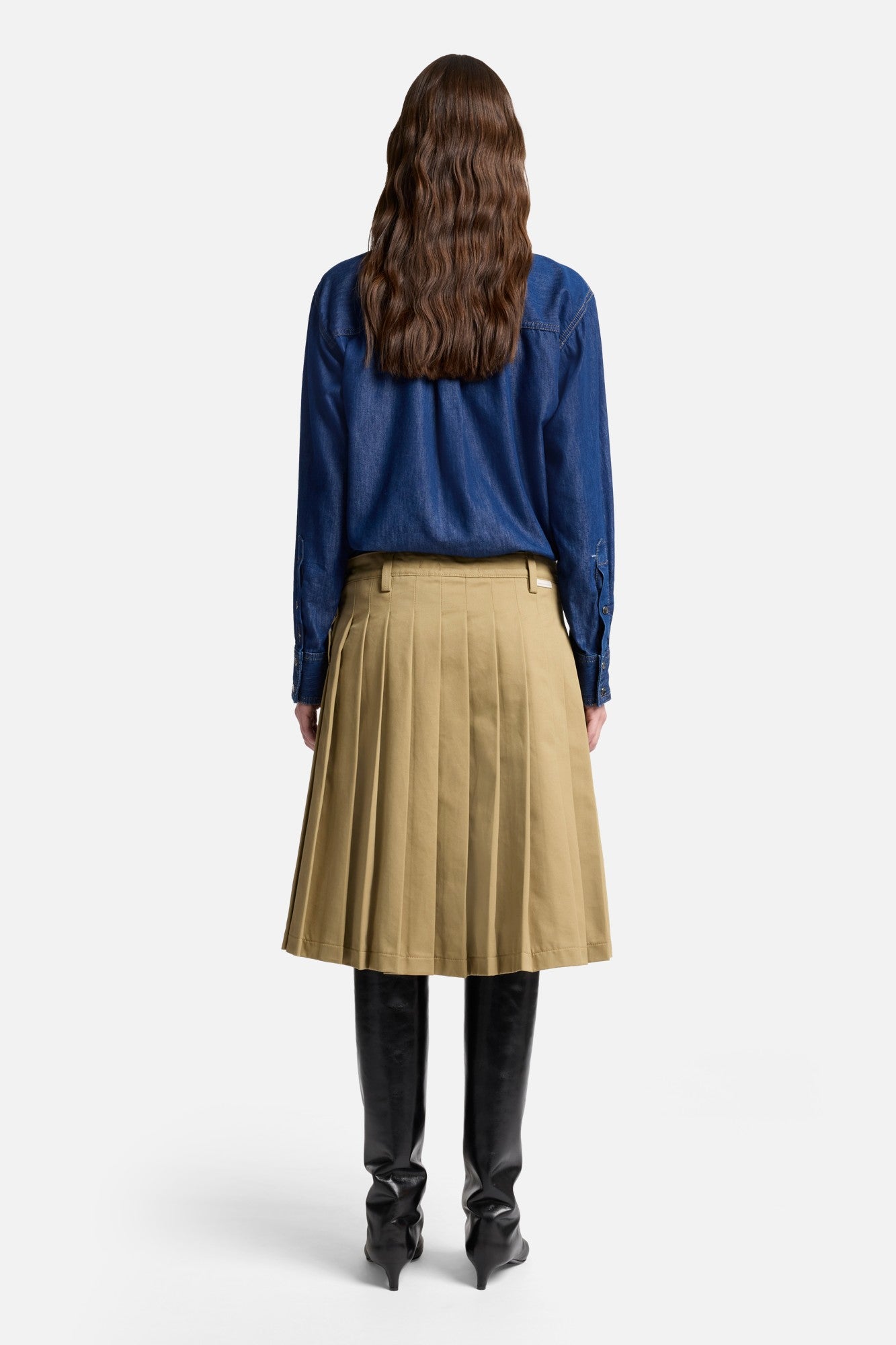 7-for-all-mankind-comfort-twill-plissee-midi-rock-sand-storm image 5