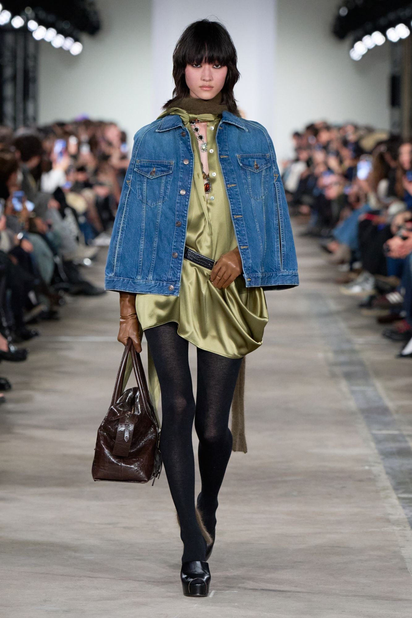 7-for-all-mankind-cape-denim-cape-in-midtown image 7