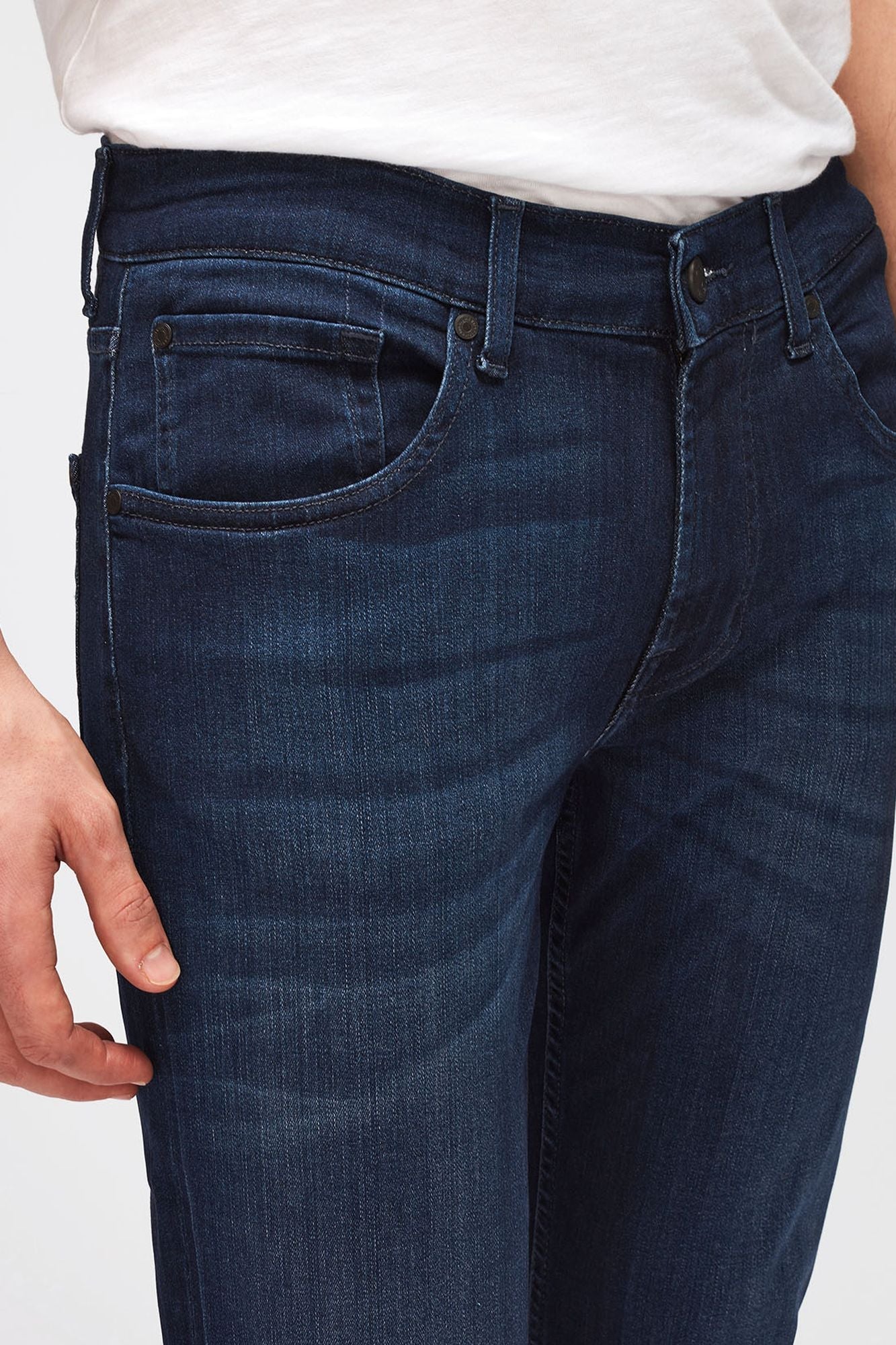 7-for-all-mankind-slimmy-tapered-jeans-in-luxe-performance-deep-blue image 7
