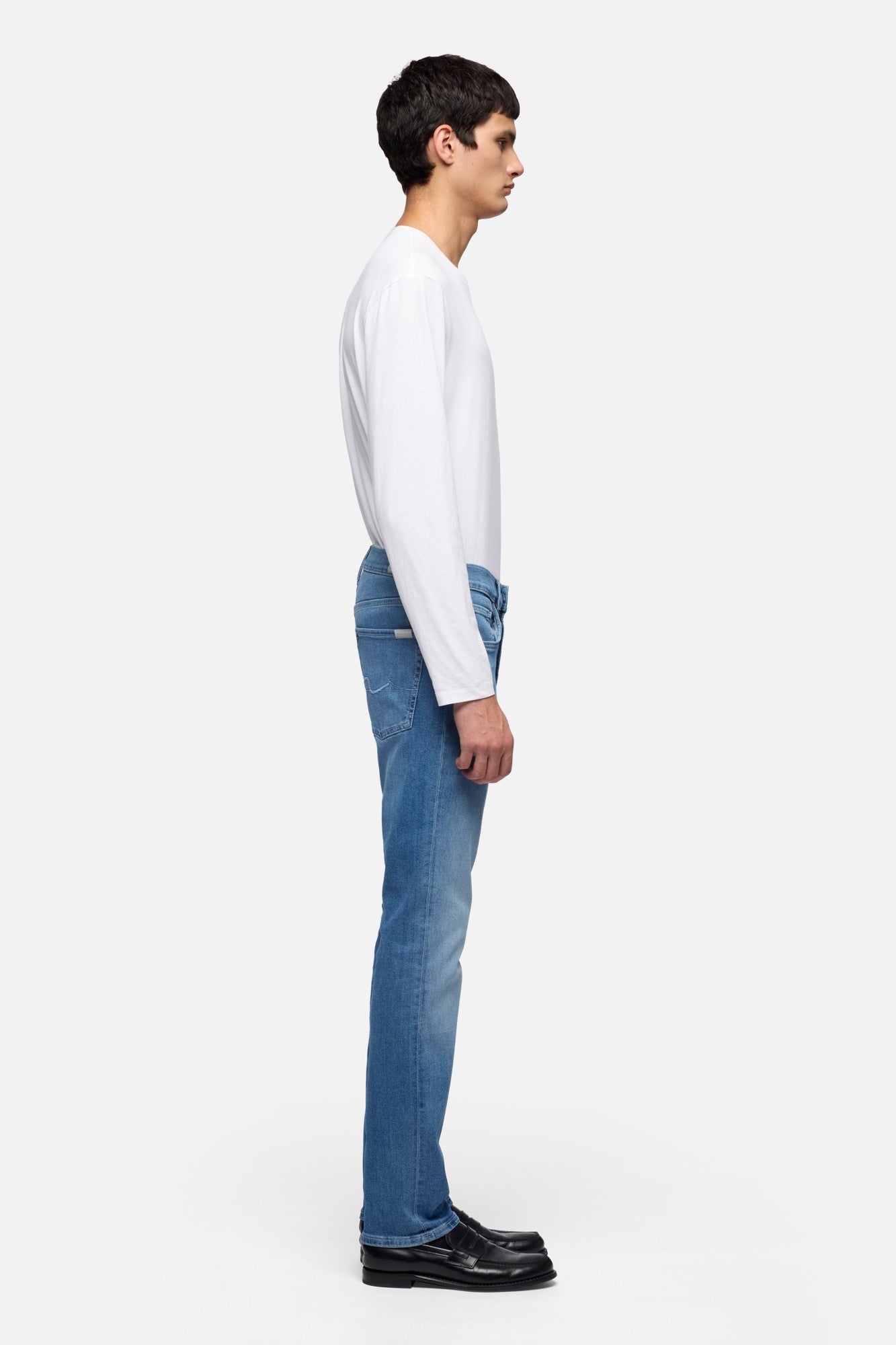 7-for-all-mankind-the-straight-herren-jeans-in-denim-tail image 6
