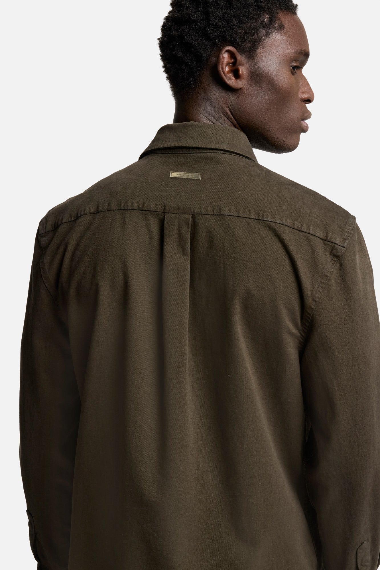 7-for-all-mankind-comfort-twill-button-up-shirt-herren-hemd-in-dark-olive image 4