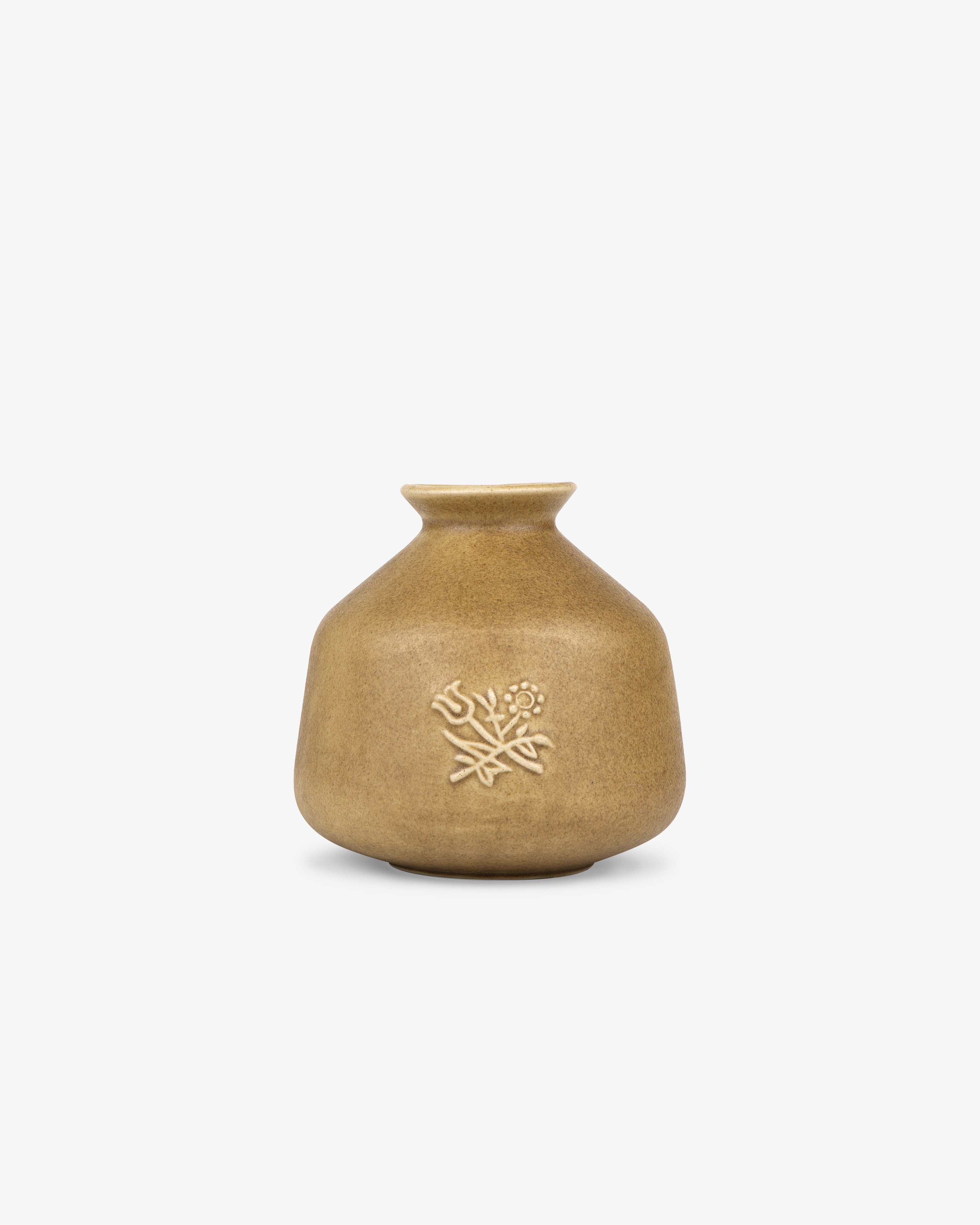 aim-leon-dore-queens-crest-artisanal-bud-vase-terrakotta image 2