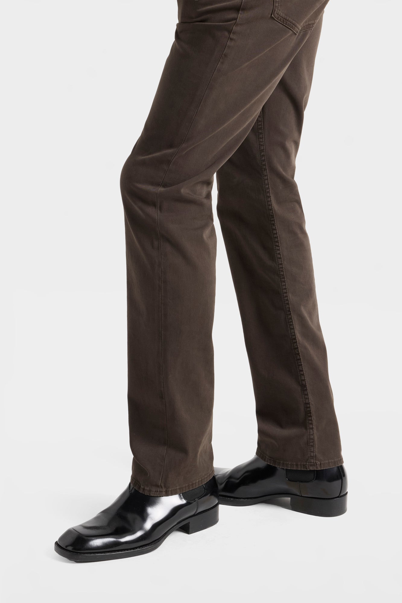 7-for-all-mankind-the-straight-hose-herren-molasses-luxe-performance-sateen image 6