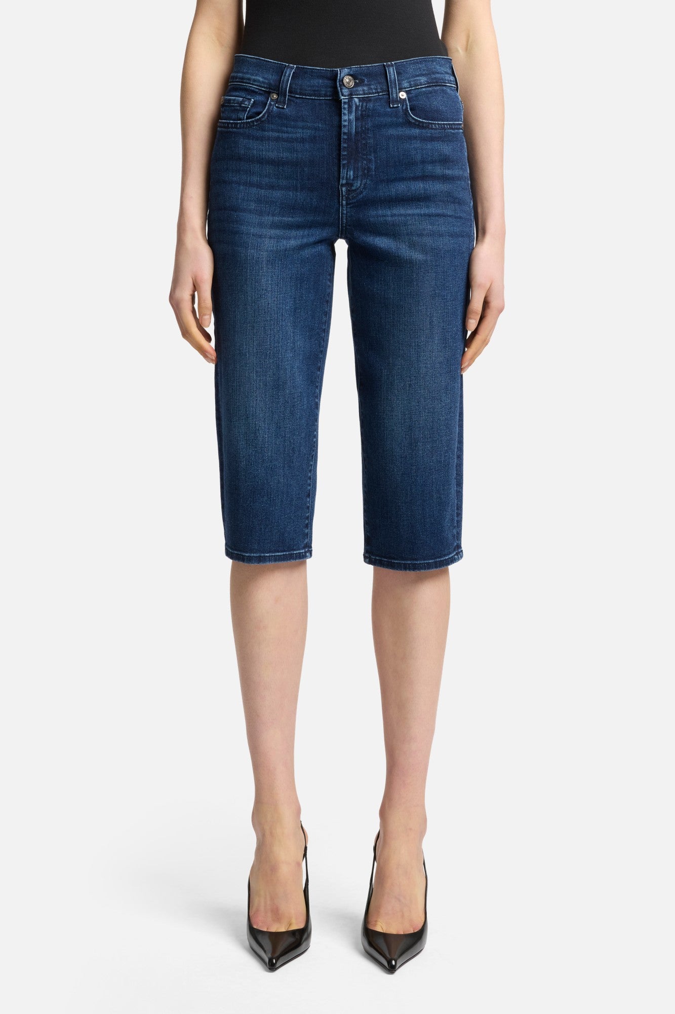 7-for-all-mankind-slim-illusion-capri-jeans-in-soho-dark image 3
