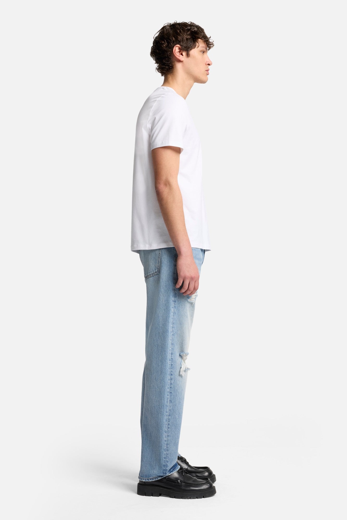 7-for-all-mankind-luxe-performance-v-neck-tee-in-white-herren-t-shirt image 6