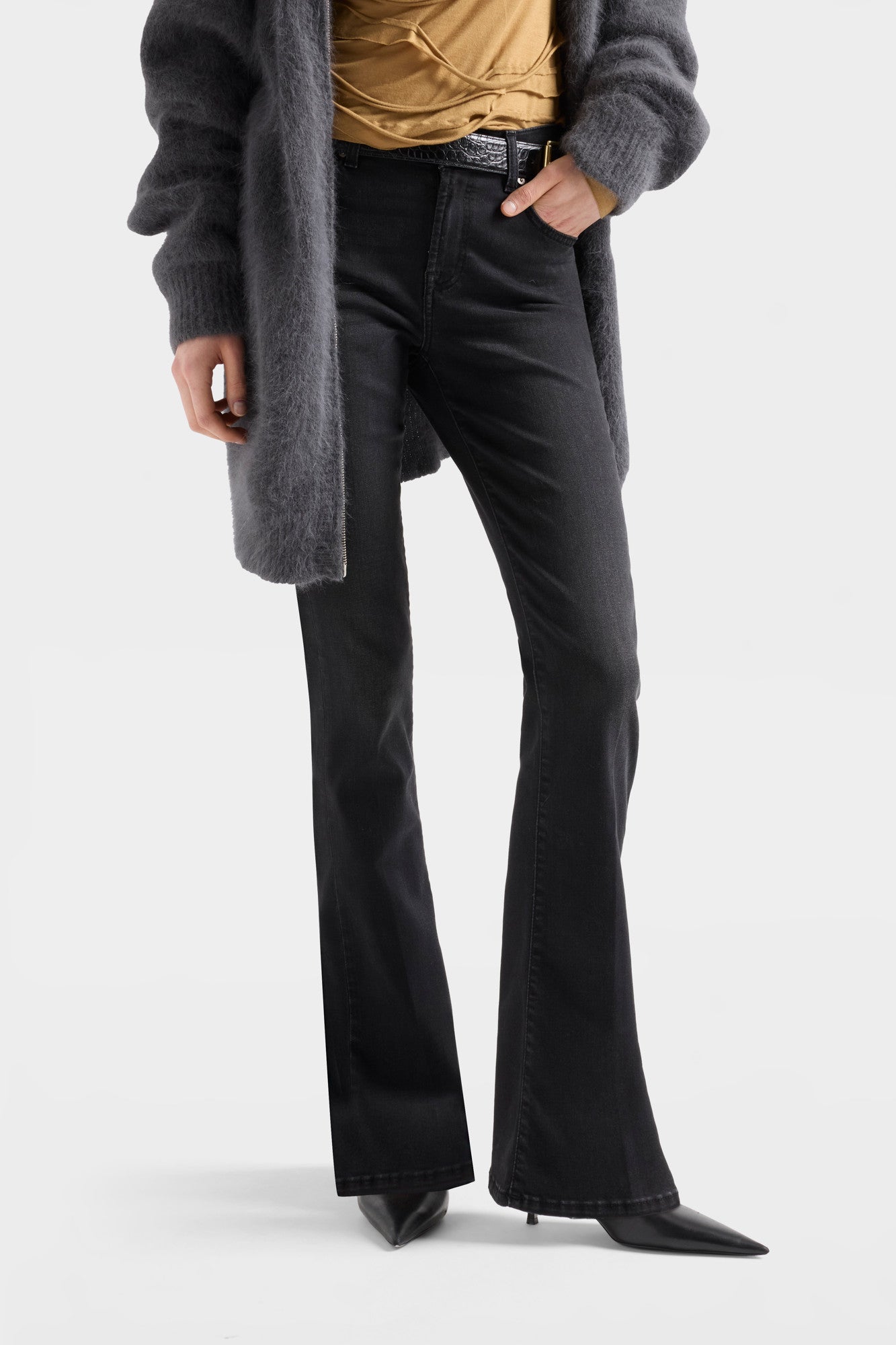 7-for-all-mankind-b-air-bootcut-damen-jeans-in-black-beauty-mid-rise-bootcut-fit image 3