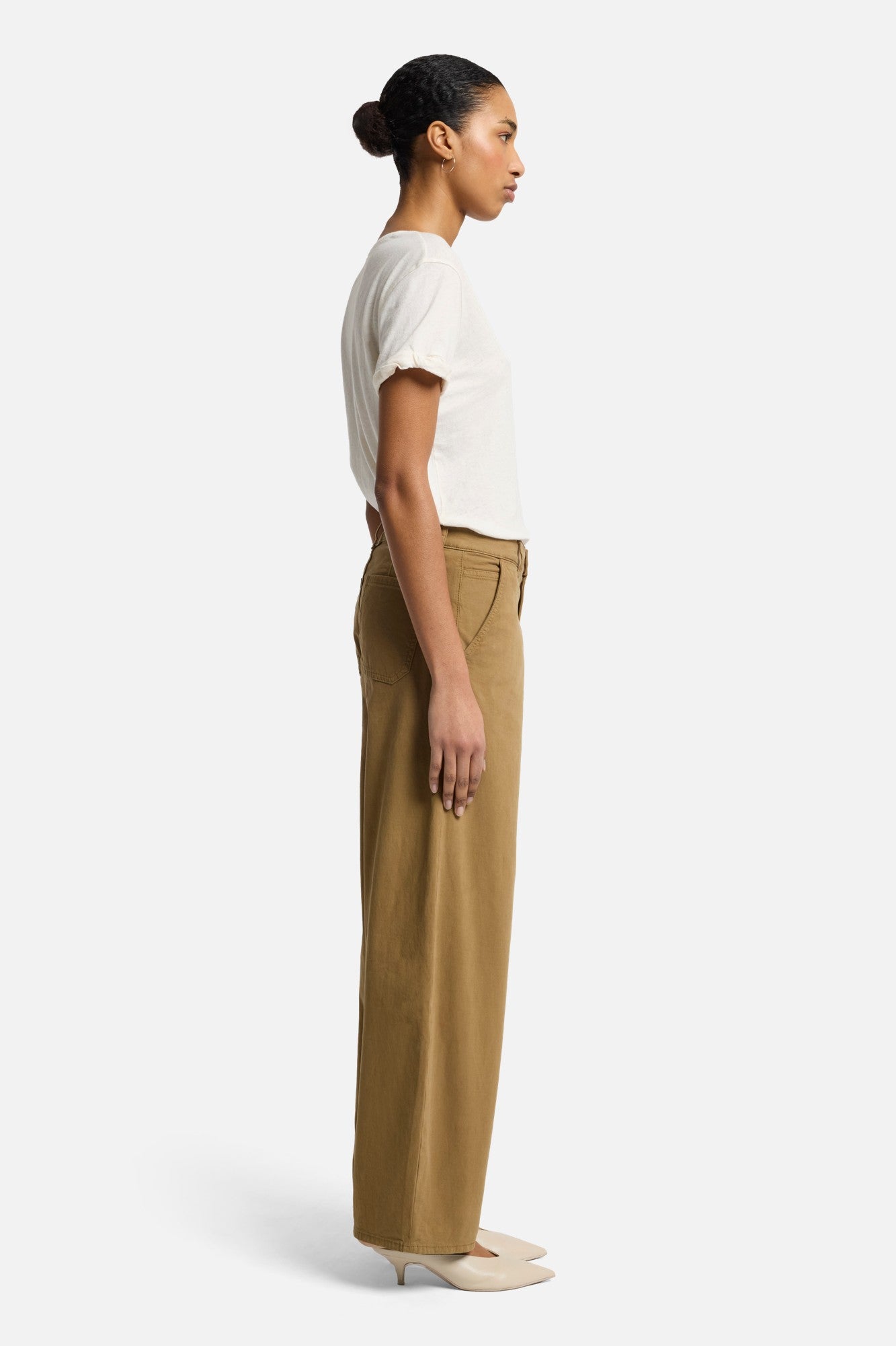 7-for-all-mankind-comfort-twill-bonnie-barrel-leg-hose-in-sand-storm image 6