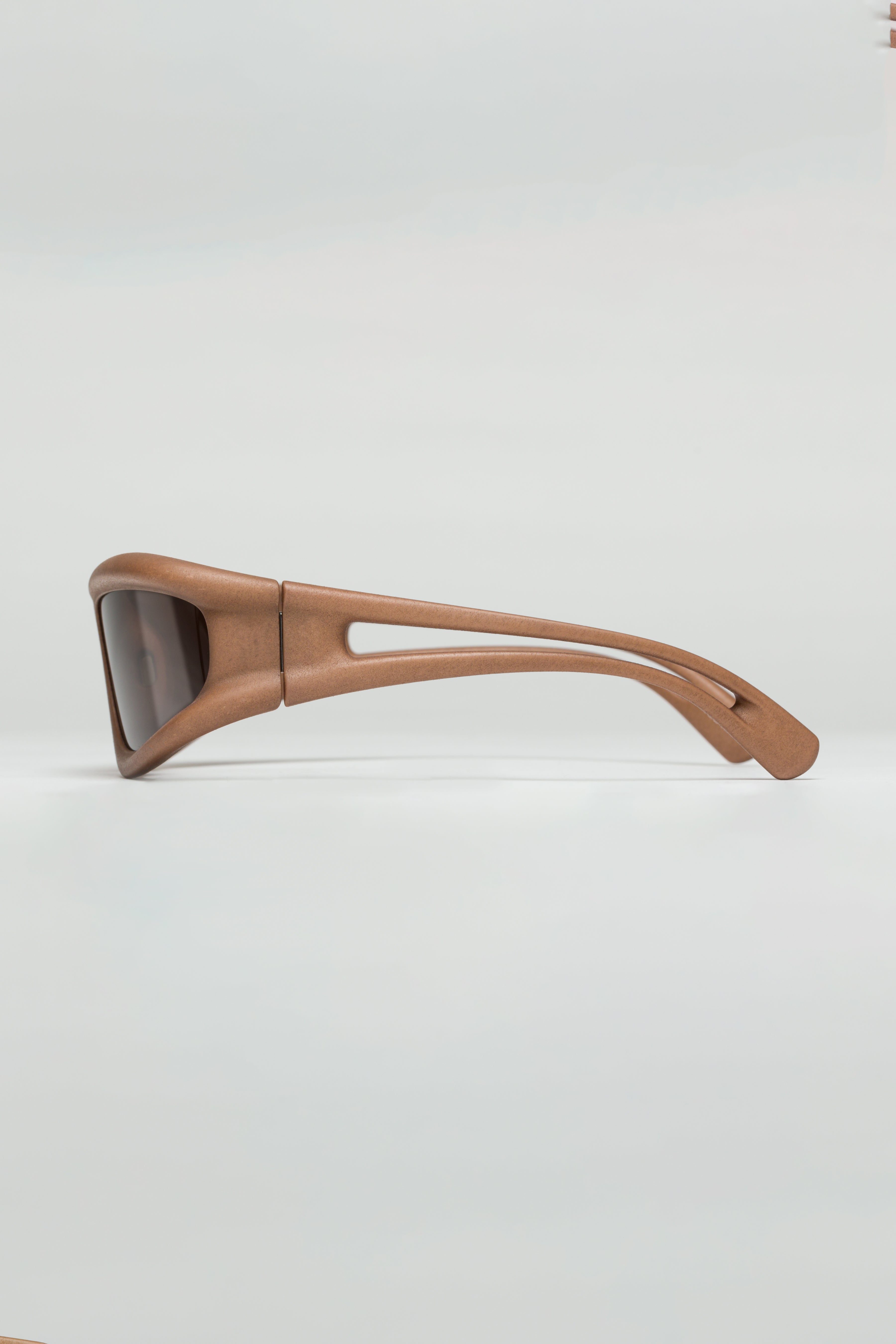 mykita-032c-marfa-sonnenbrille-cashmere-grey-unisex image 3