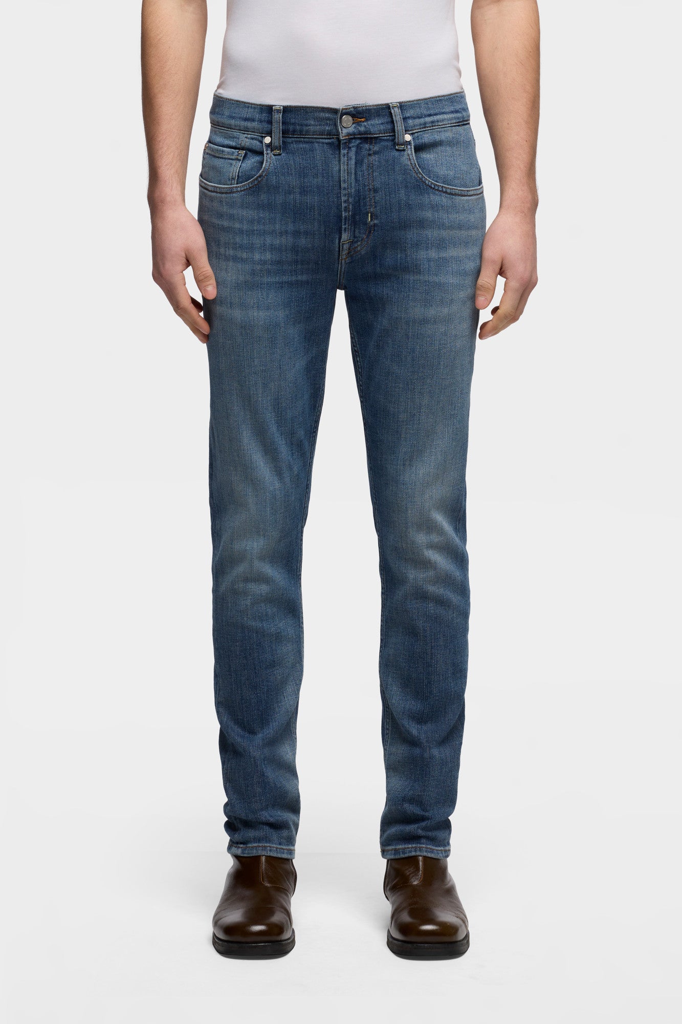 7-for-all-mankind-slimmy-tapered-jeans-in-luxe-vintage-covewash image 3