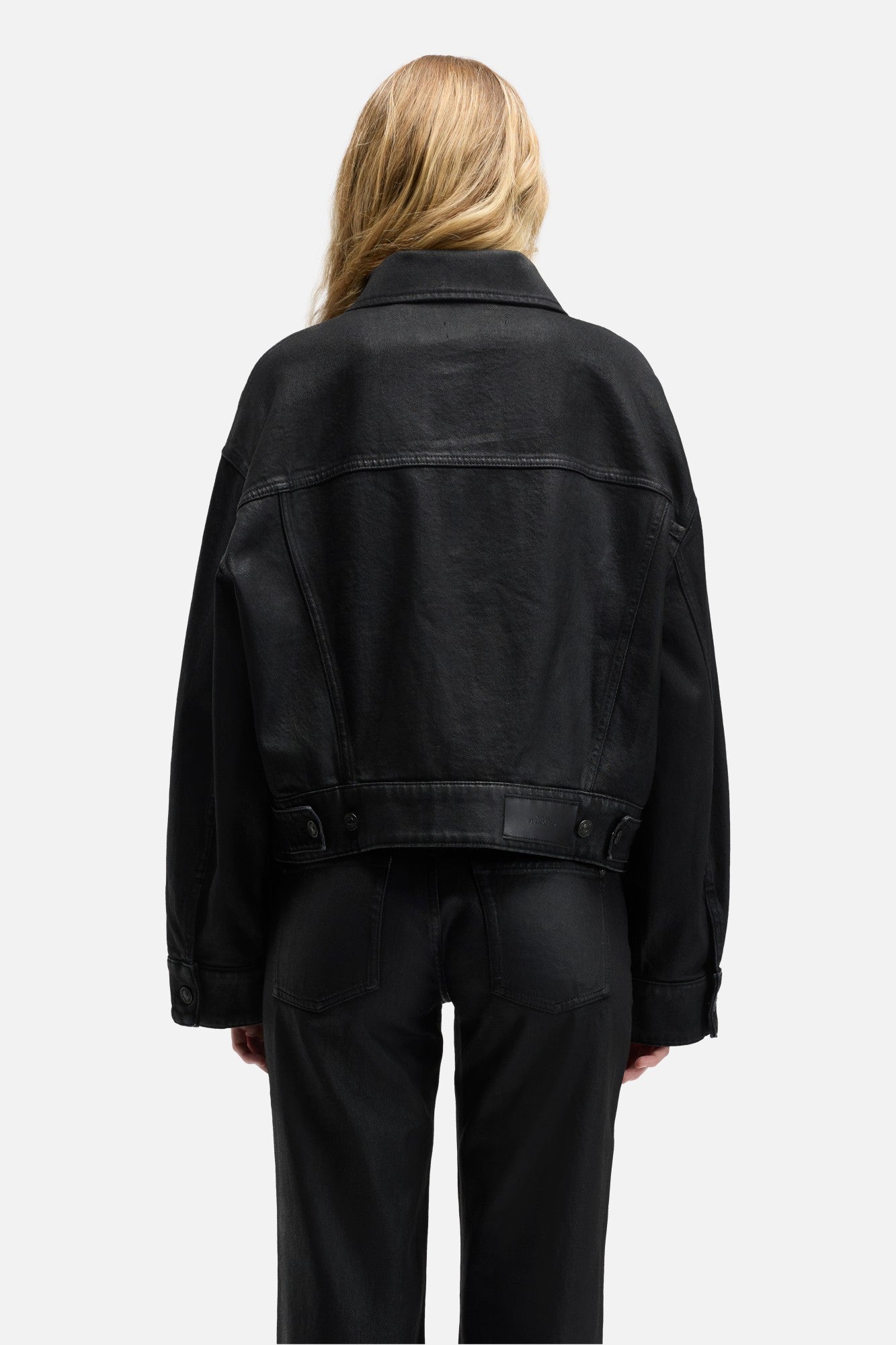7-for-all-mankind-oli-cropped-trucker-jacket-coated-blackcat image 5