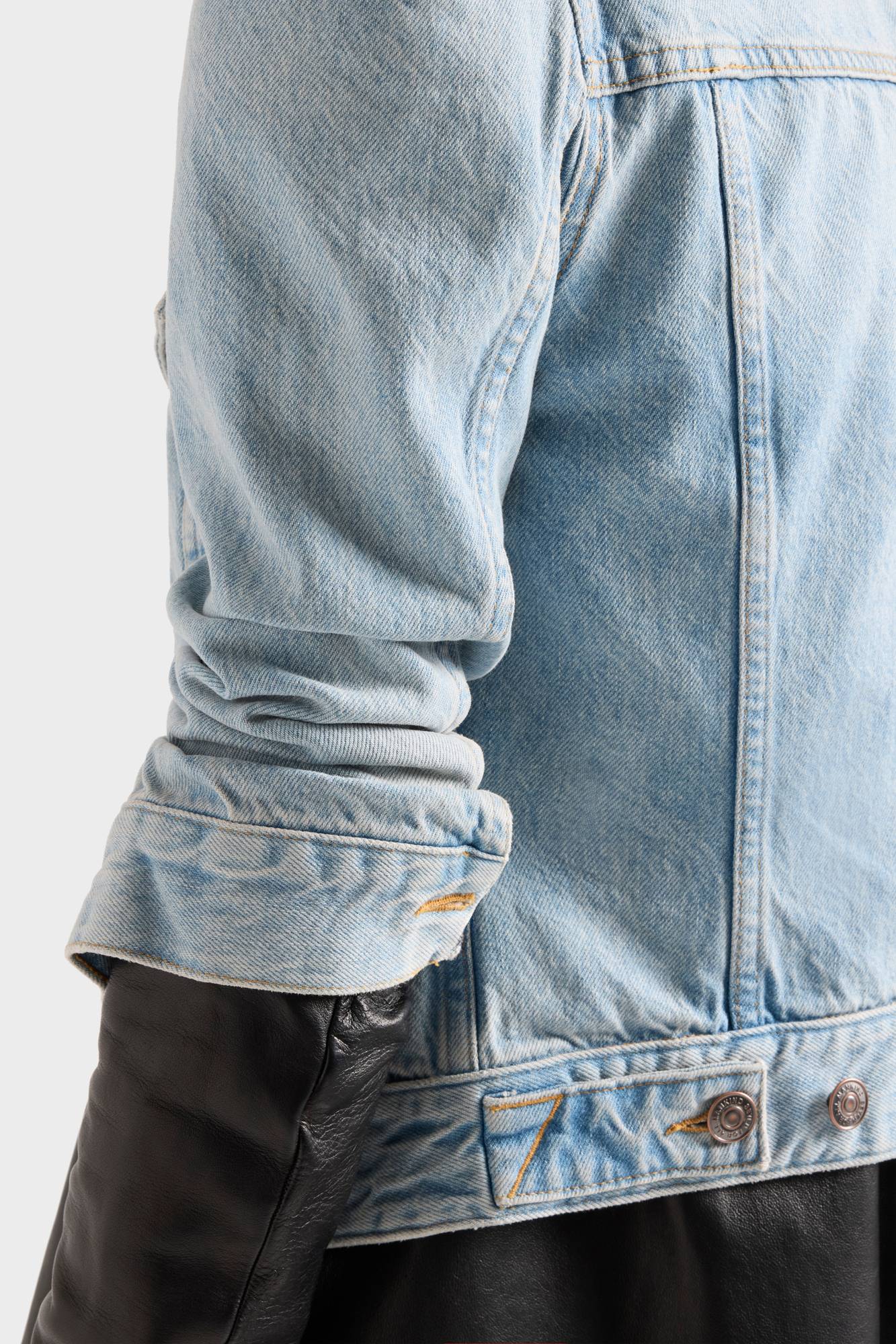 7-for-all-mankind-puff-sleeve-trucker-jacke-denim-chelsea image 4
