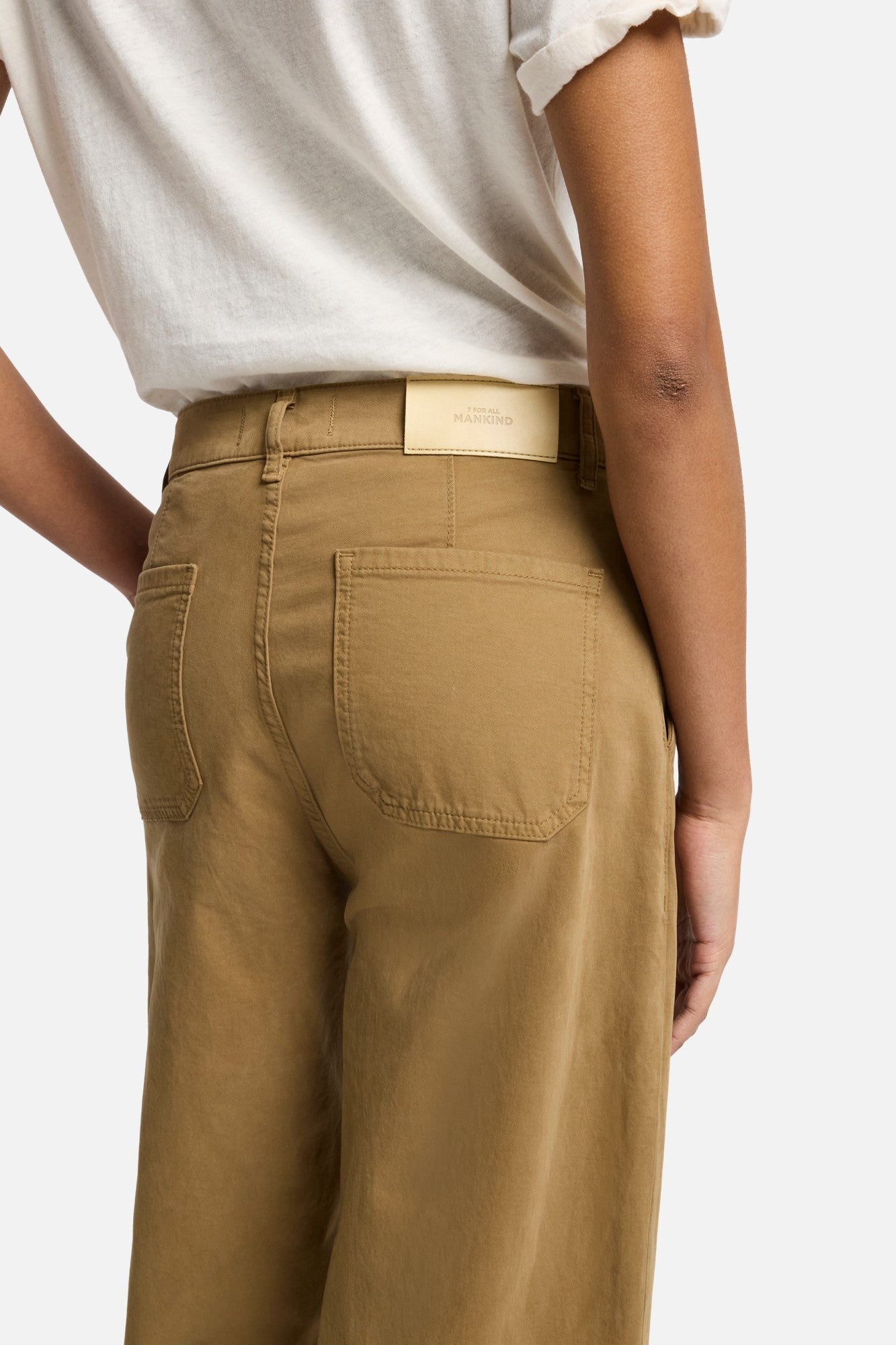 7-for-all-mankind-comfort-twill-bonnie-barrel-leg-hose-in-sand-storm image 4