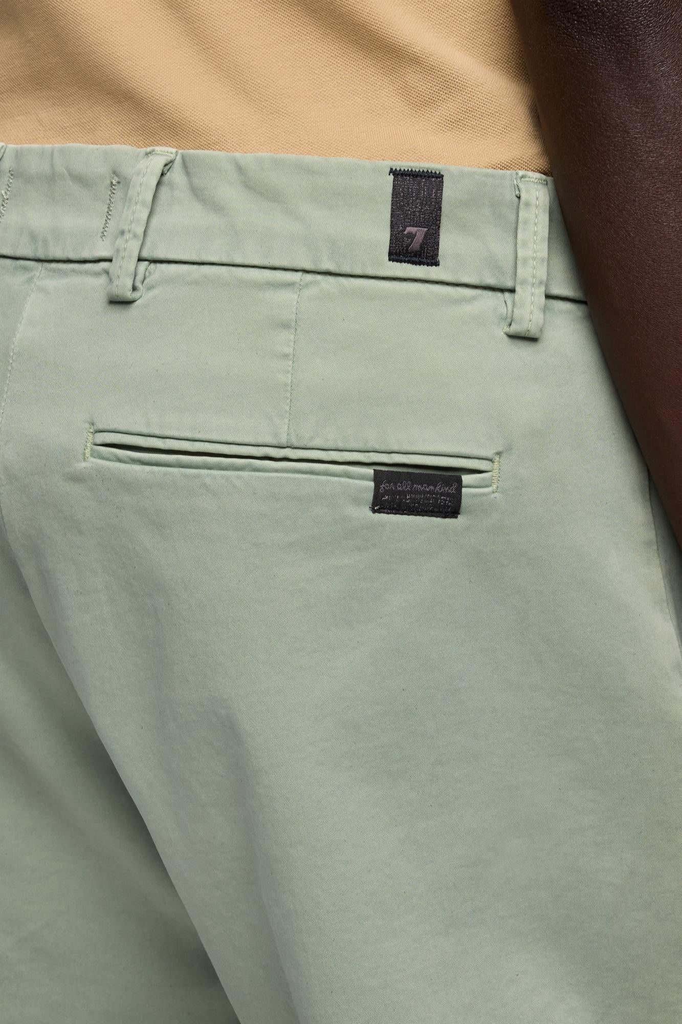 7-for-all-mankind-chino-short-luxe-performance-sateen-leaf-herren image 4