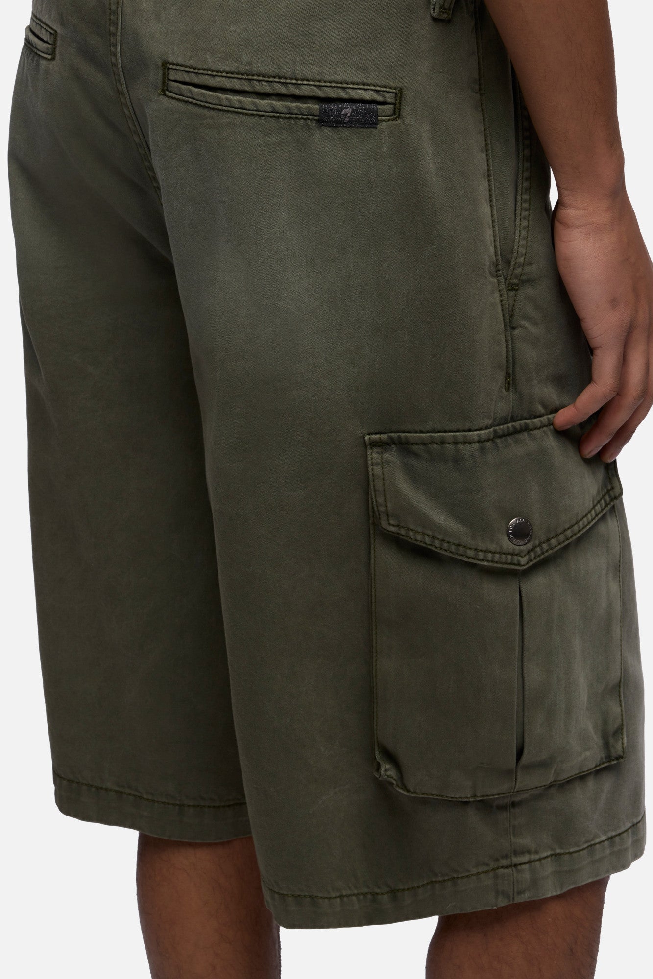7-for-all-mankind-wide-cargo-short-sateen-sunfaded-moss image 4