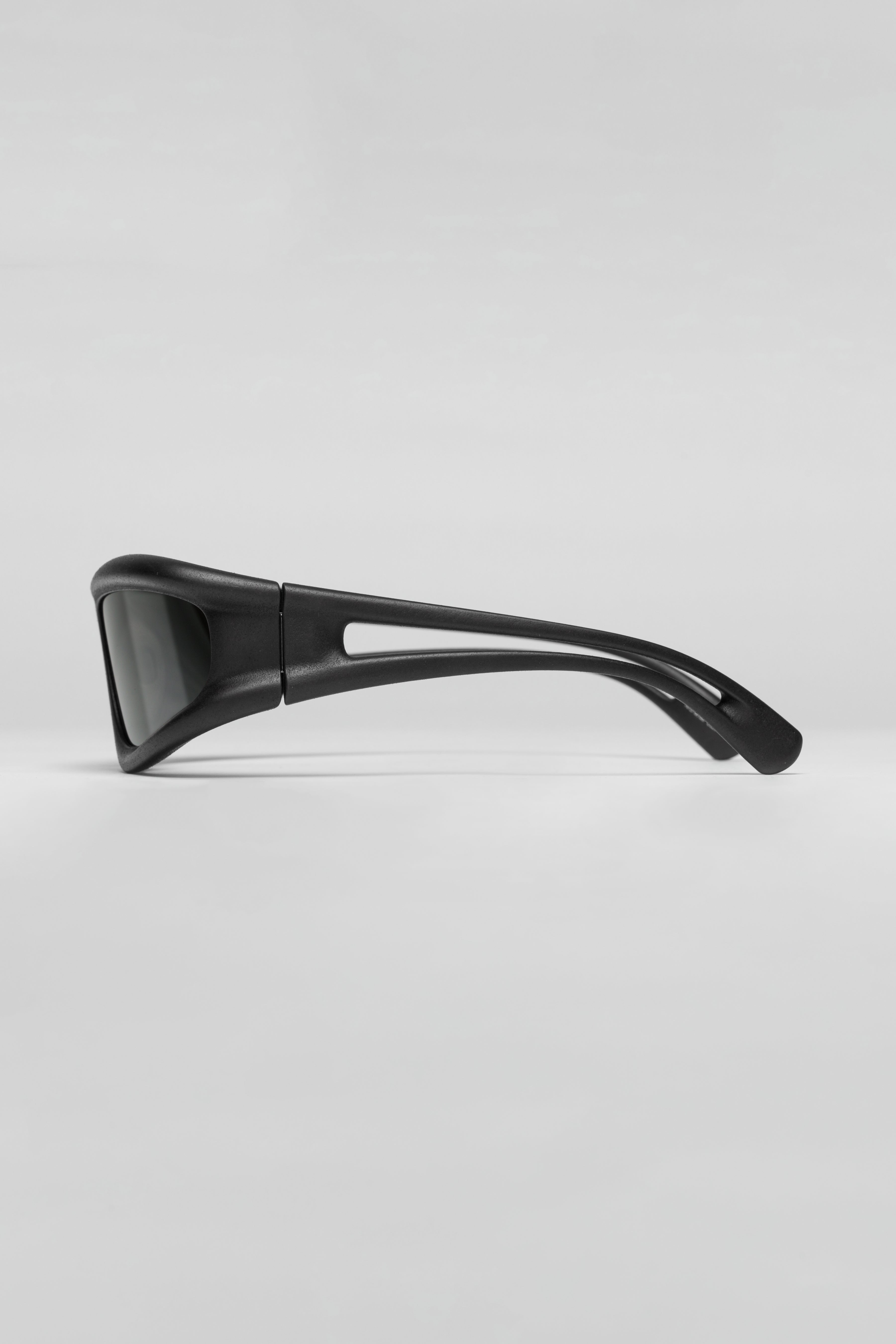 mykita-032c-marfa-sonnenbrille-black-wraparound image 3