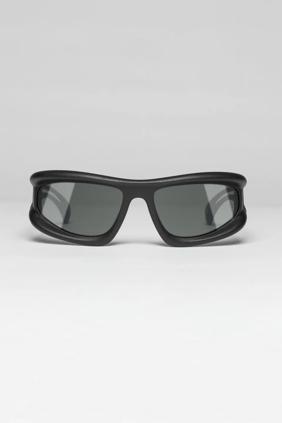 mykita-032c-marfa-sonnenbrille-black-wraparound image 1